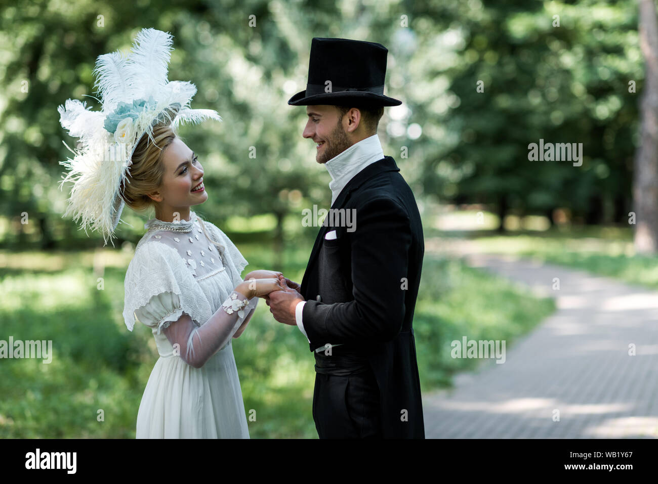 Shadows man woman holding hands hi-res stock photography and images - Alamy