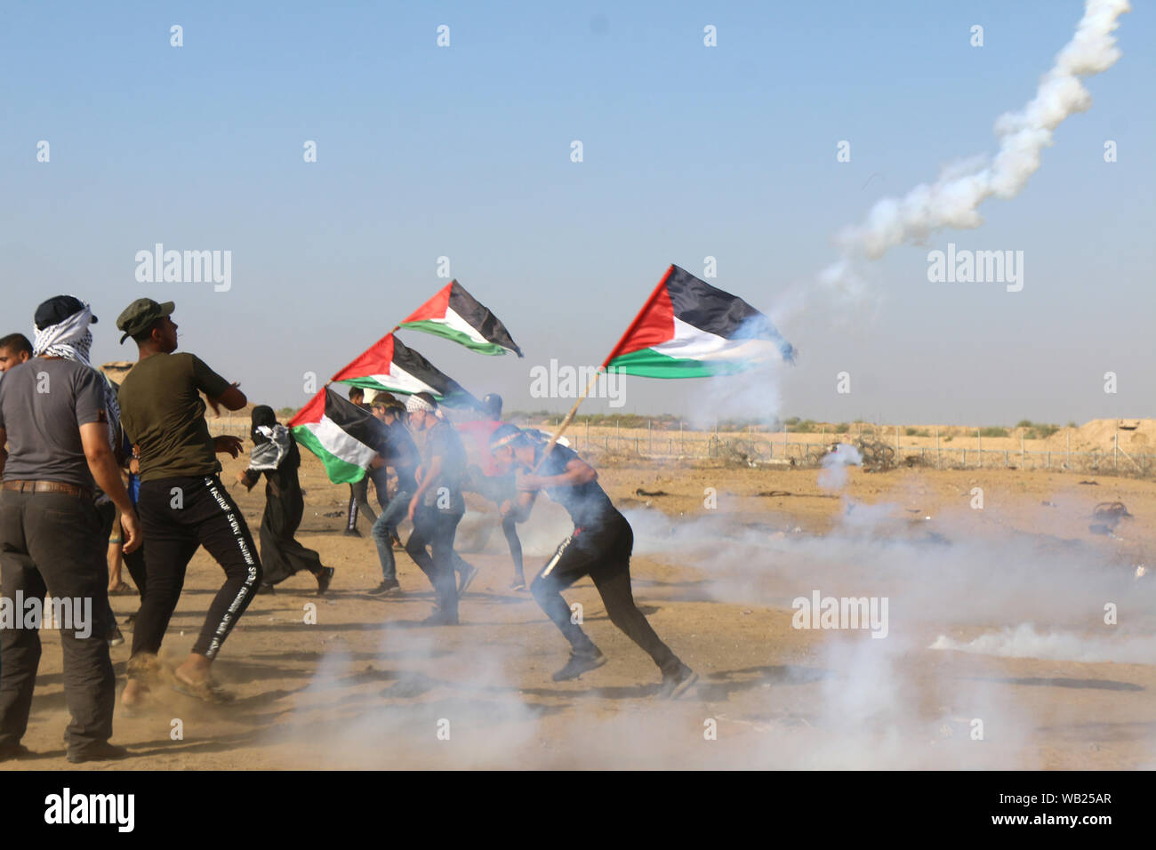 Khan Younis, Gaza Strip, Palestinian Territory. 23rd Aug, 2019. Palestinian protesters clash with Israeli troops following the tents protest where Palestinians demand the right to return to their homeland at the Israel-Gaza border, in Khan Younis in the southern Gaza Strip, August 23, 2019 Credit: Mariam Dagga/APA Images/ZUMA Wire/Alamy Live News Stock Photo