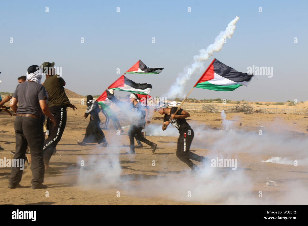 Khan Younis, Gaza Strip, Palestinian Territory. 23rd Aug, 2019. Palestinian protesters clash with Israeli troops following the tents protest where Palestinians demand the right to return to their homeland at the Israel-Gaza border, in Khan Younis in the southern Gaza Strip, August 23, 2019 Credit: Mariam Dagga/APA Images/ZUMA Wire/Alamy Live News Stock Photo