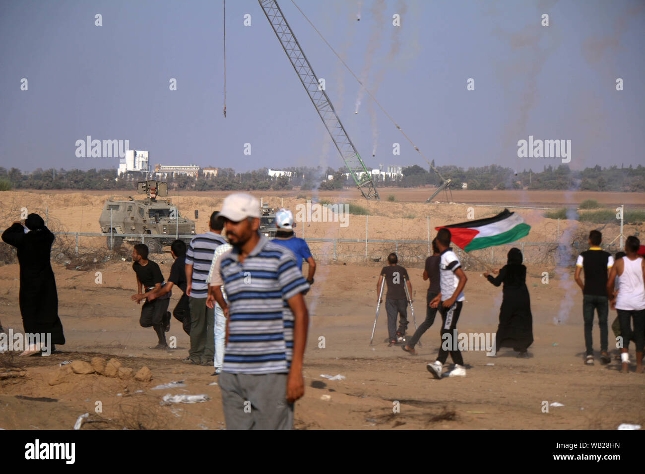 Khan Younis, Gaza Strip, Palestinian Territory. 23rd Sep, 2019. Palestinian protesters clash with Israeli troops following the tents protest where Palestinians demand the right to return to their homeland at the Israel-Gaza border, in Khan Younis in the southern Gaza Strip, August 23, 2019 Credit: Mariam Dagga/APA Images/ZUMA Wire/Alamy Live News Stock Photo
