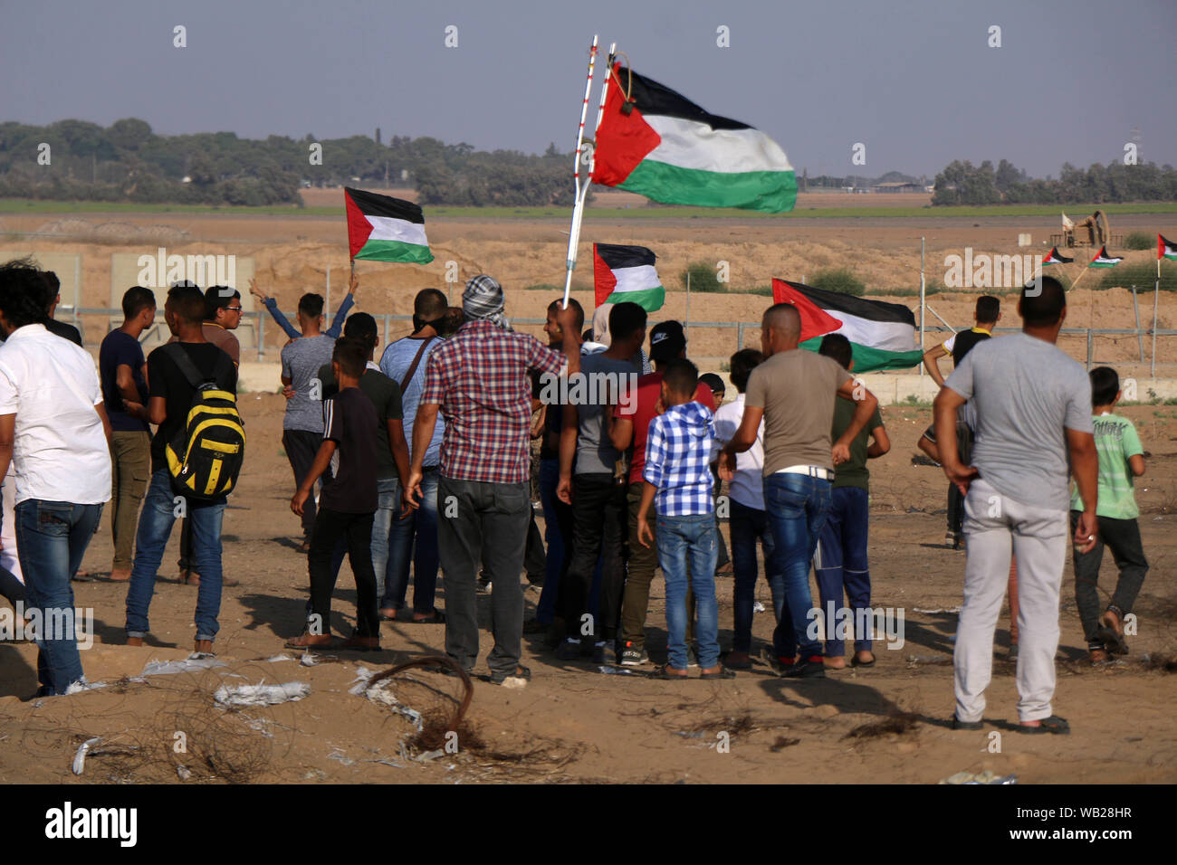 Khan Younis, Gaza Strip, Palestinian Territory. 23rd Sep, 2019. Palestinian protesters clash with Israeli troops following the tents protest where Palestinians demand the right to return to their homeland at the Israel-Gaza border, in Khan Younis in the southern Gaza Strip, August 23, 2019 Credit: Mariam Dagga/APA Images/ZUMA Wire/Alamy Live News Stock Photo