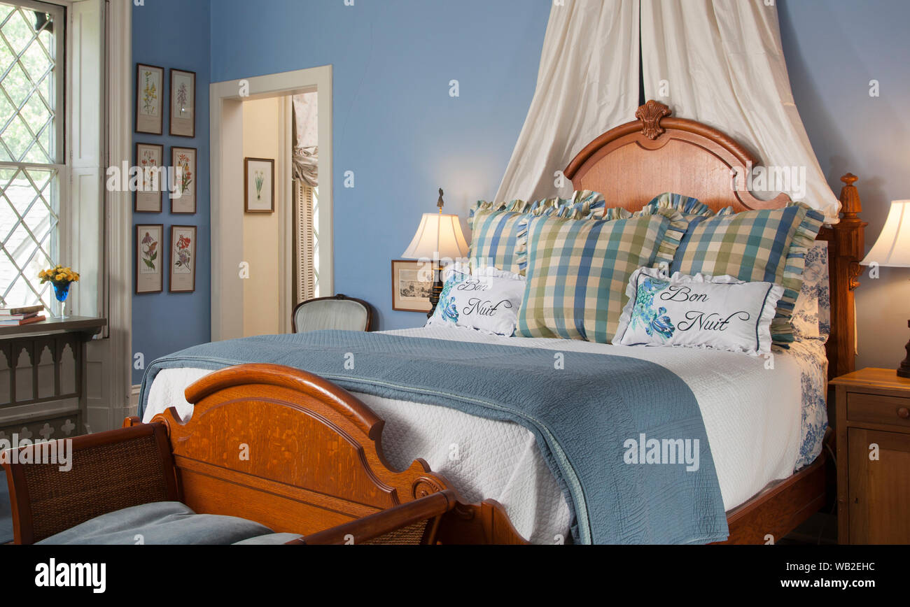 Blue bedroom with Bon Nuit on pillows, Inn at Woodhaven, Louisville, Kentucky, USA Stock Photo