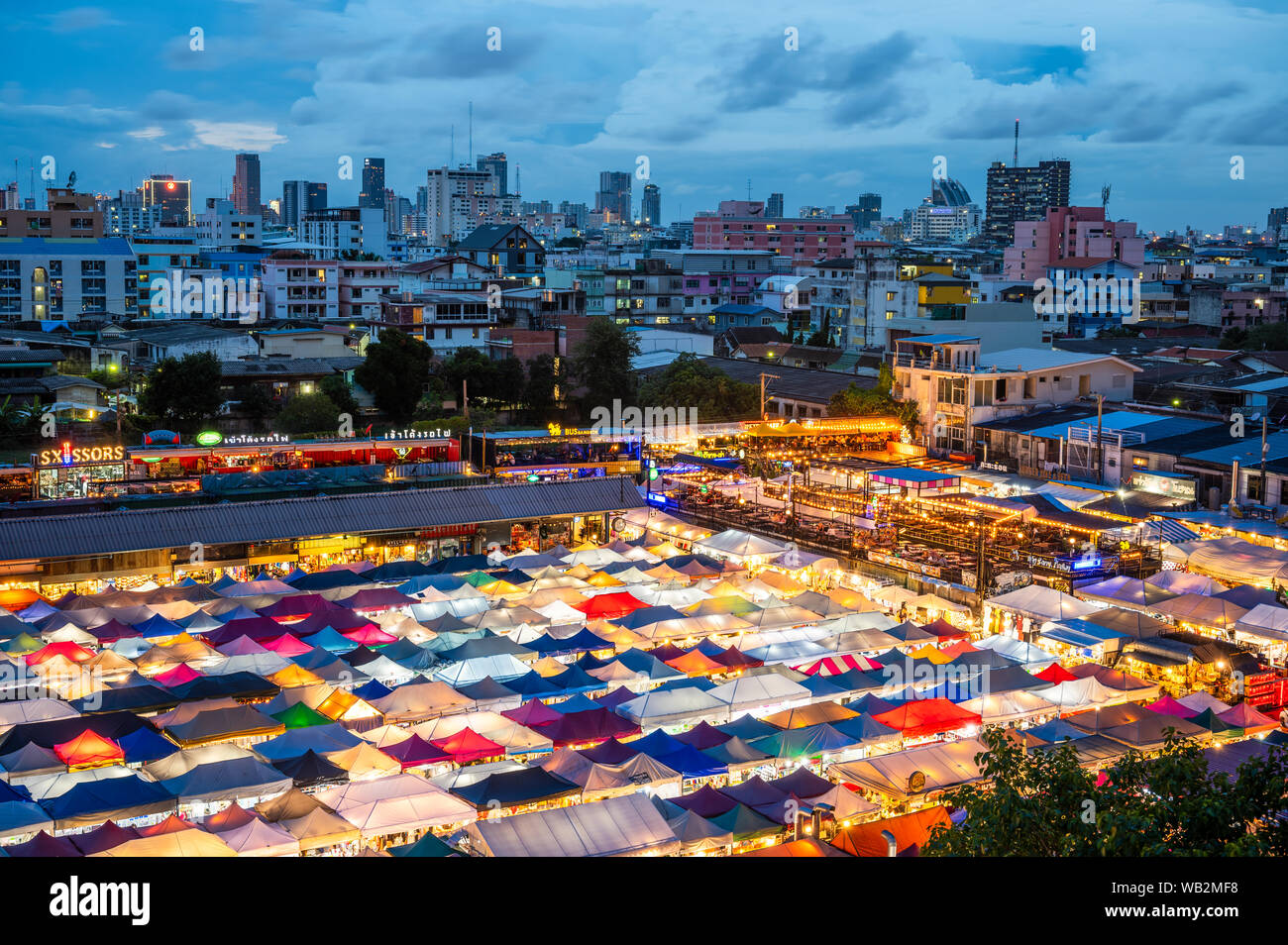 Ratchada Rot Fai Train night market, Bangkok Stock Photo Alamy