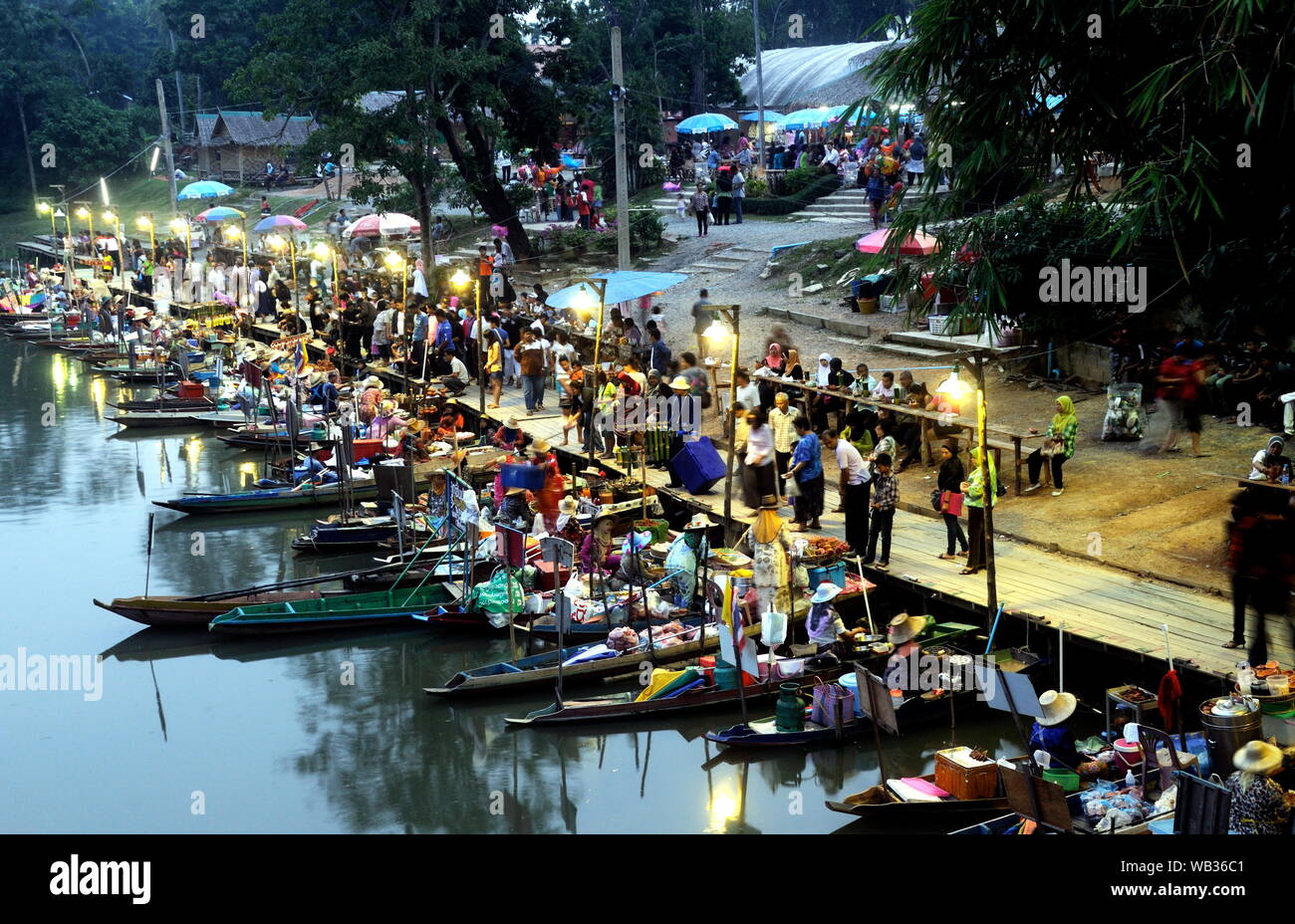 General view of the Khlong Hae floating market at sunset Stock Photo