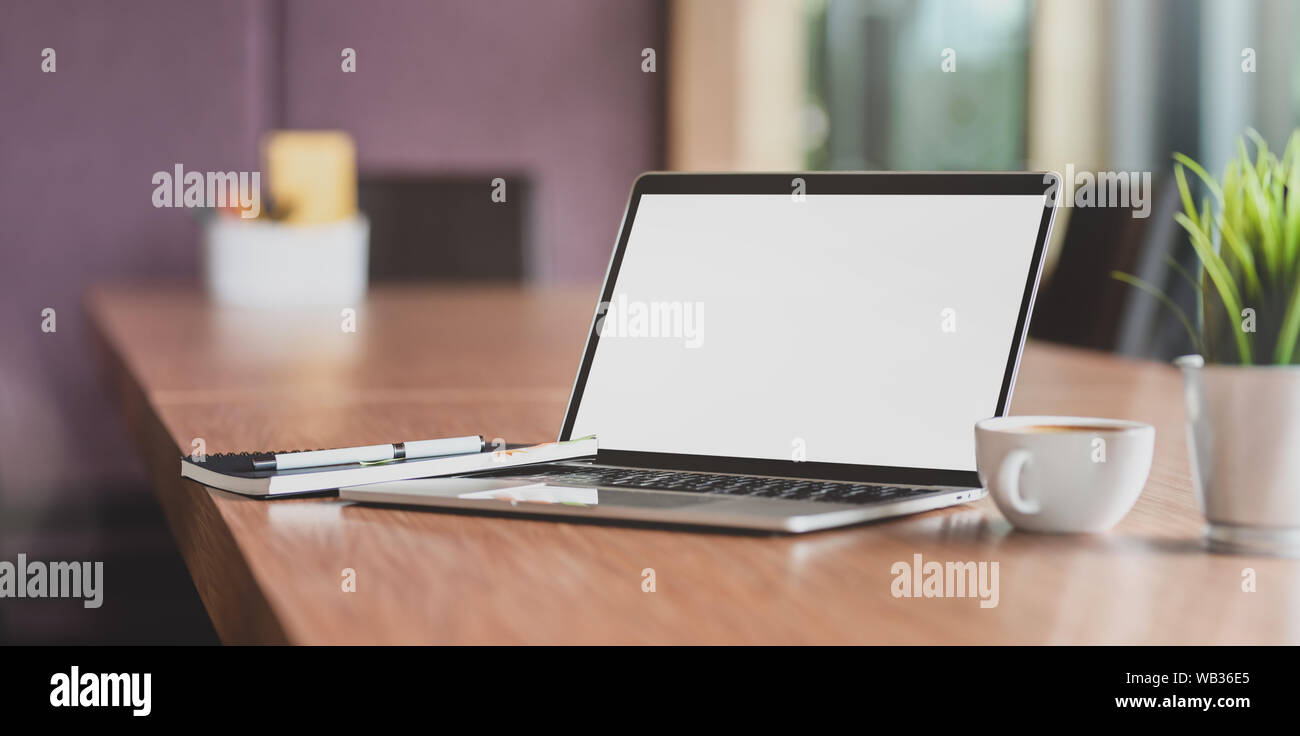 Empty open meeting room hi-res stock photography and images - Alamy