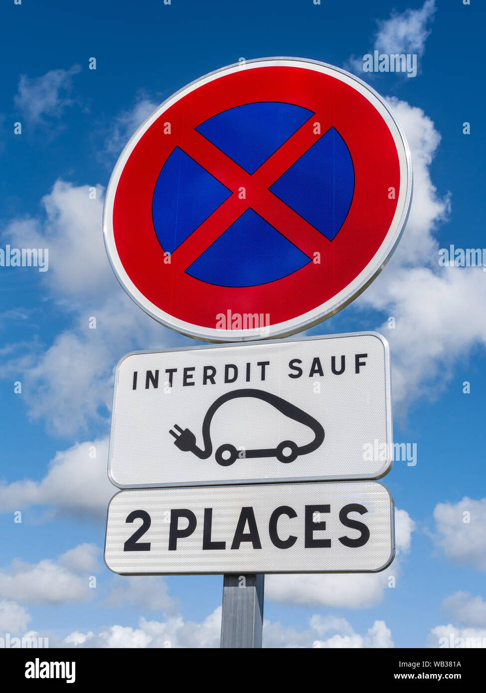 'No waiting' sign except for electric car charging - Chatellerault, Vienne, France. Stock Photo