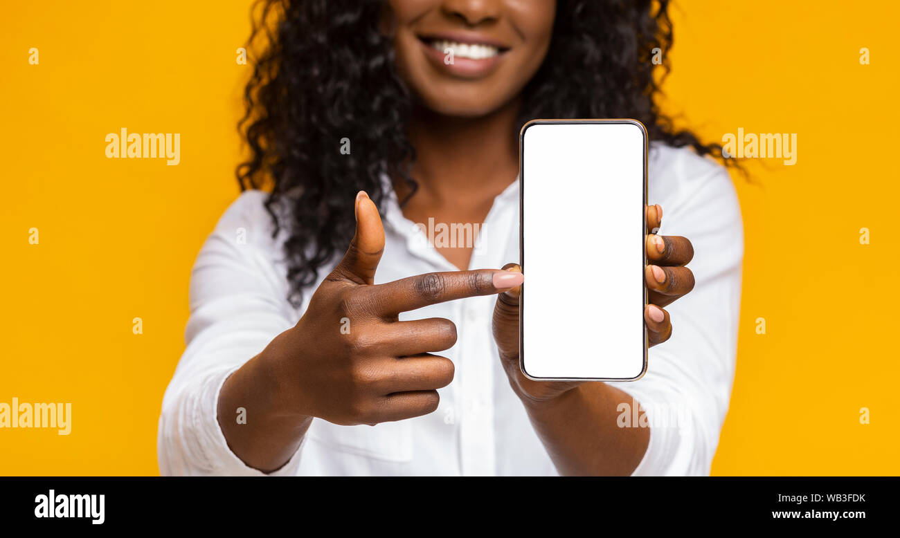 Black woman holding her phone hi-res stock photography and images - Alamy