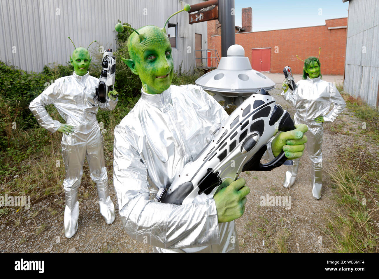GEEK ART - Bodypainting meets SciFi, Fantasy and more: UFO photoshooting with Paul Skupin, Enrico Lein and Maria Skupin as aliens after a landing on an industrial estate on planet Earth. Bakede on August 24, 2019 - A project by the photographer Tschiponnique Skupin and the bodypainter Enrico Lein Stock Photo