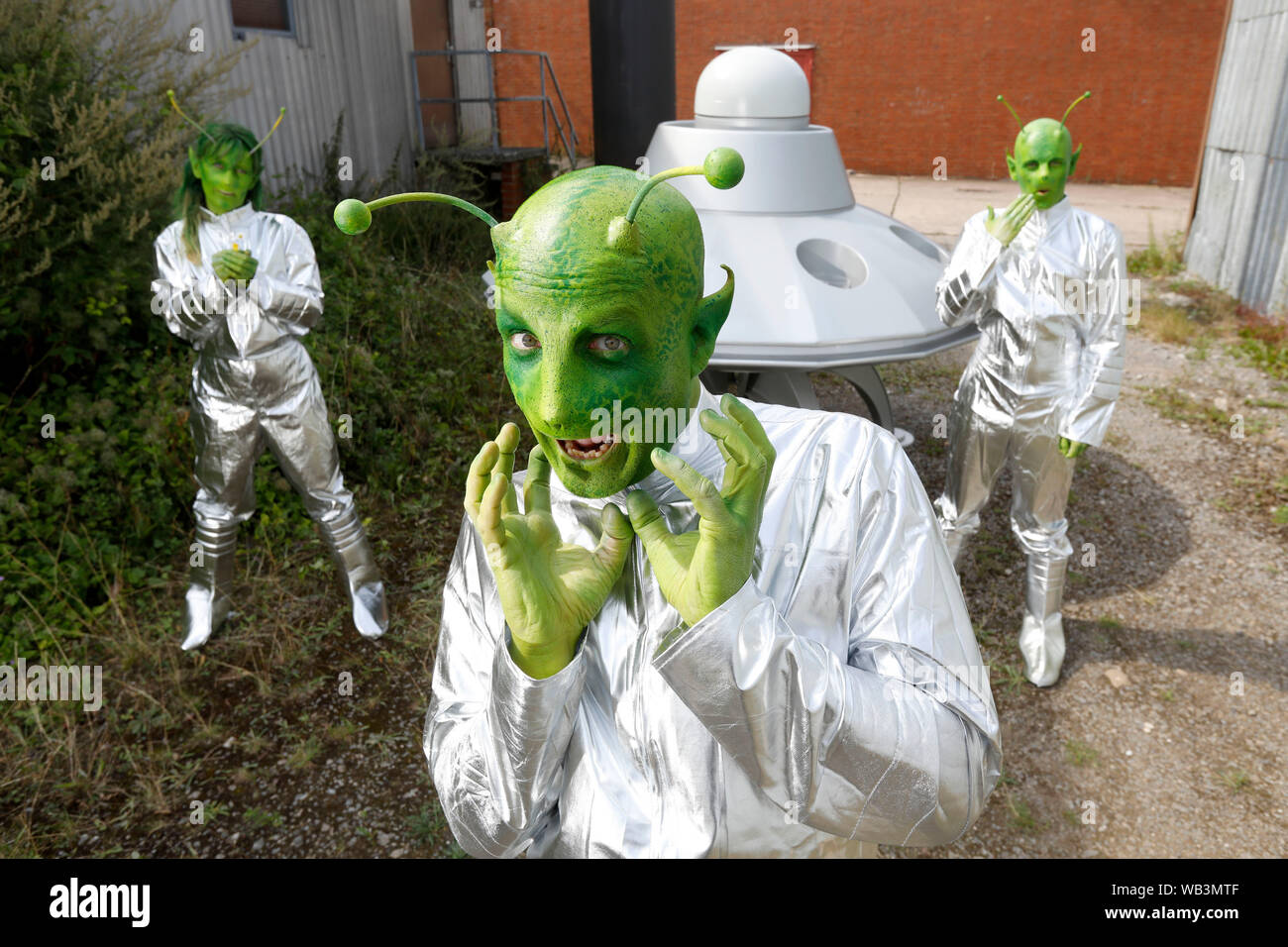 Семь зеленых людей. Зеленые человечки. Зелёные человечки инопланетяне. Костюм инопланетянина. Пришелец зеленый человечек.