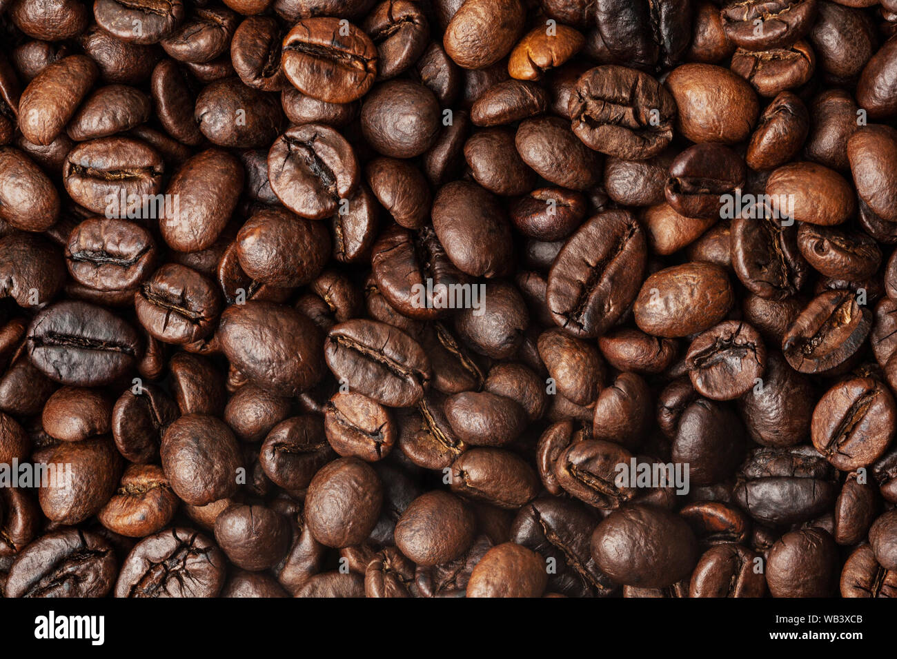 Roasted coffee beans background Stock Photo - Alamy