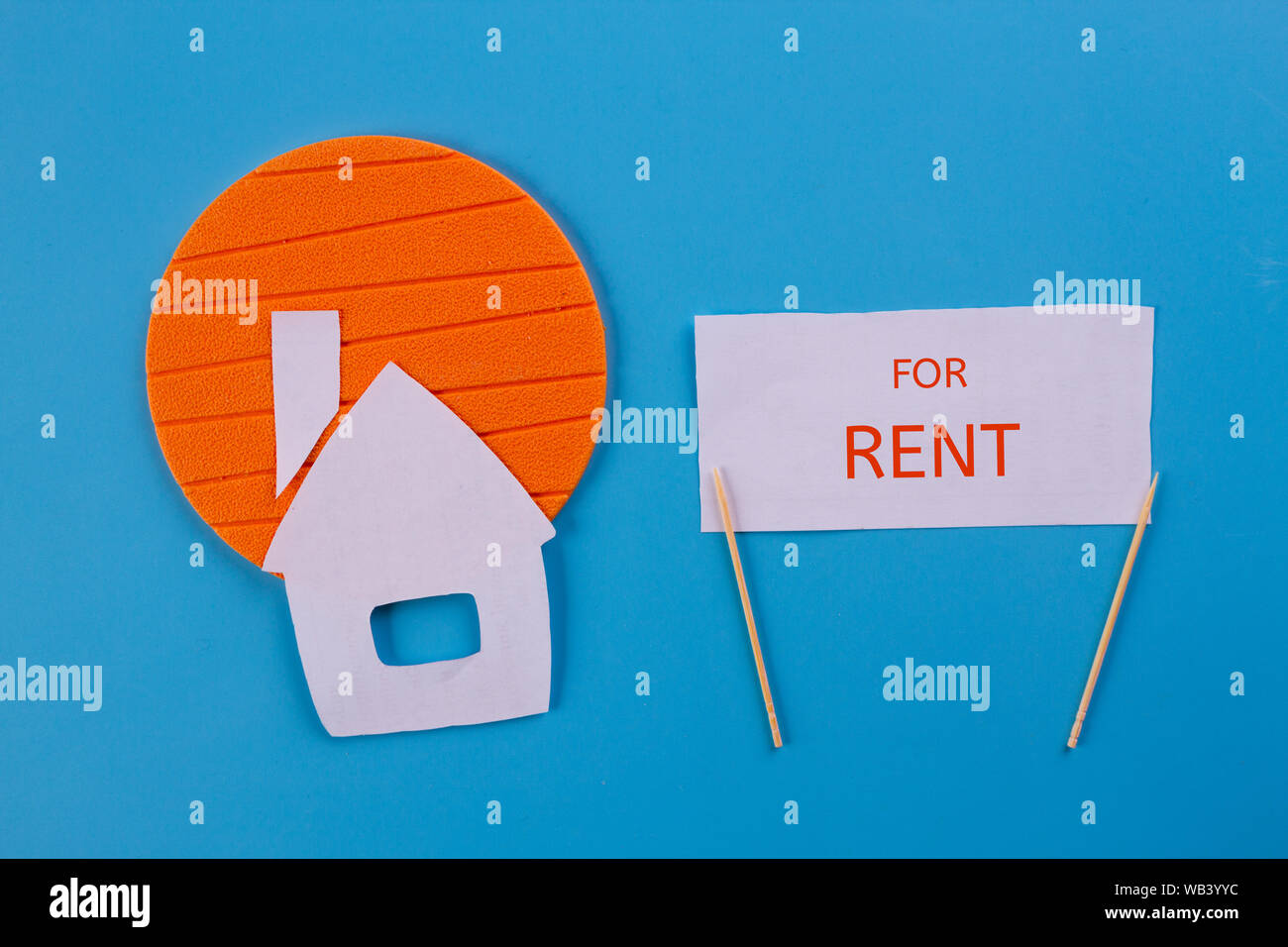 House for rent concept image. Blue background Stock Photo - Alamy