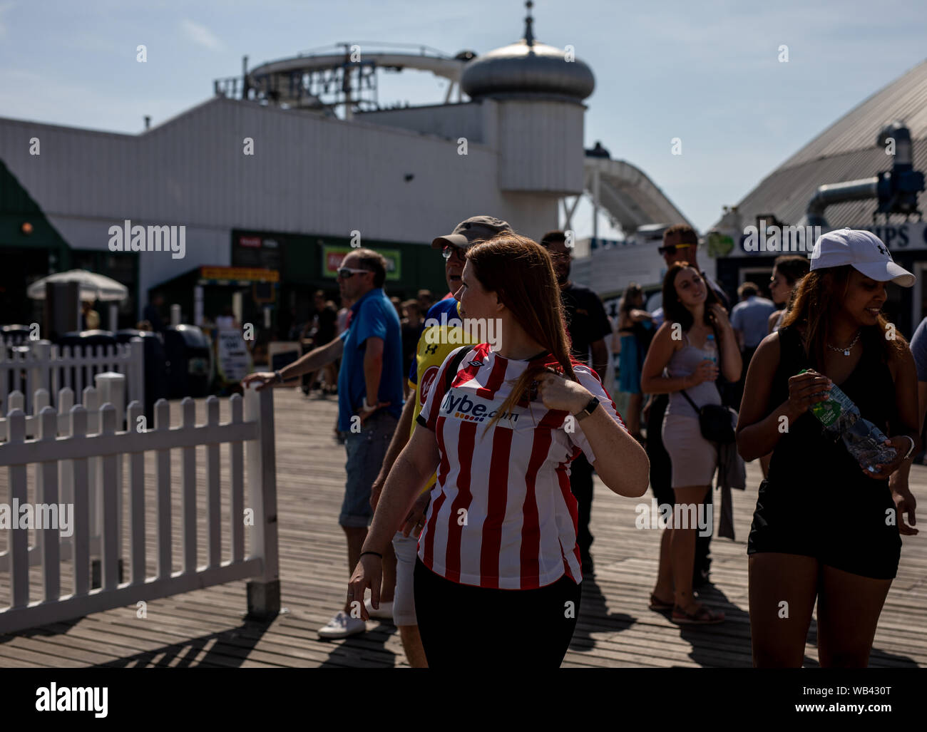 Southampton fans out on brighton palace pier hires stock photography