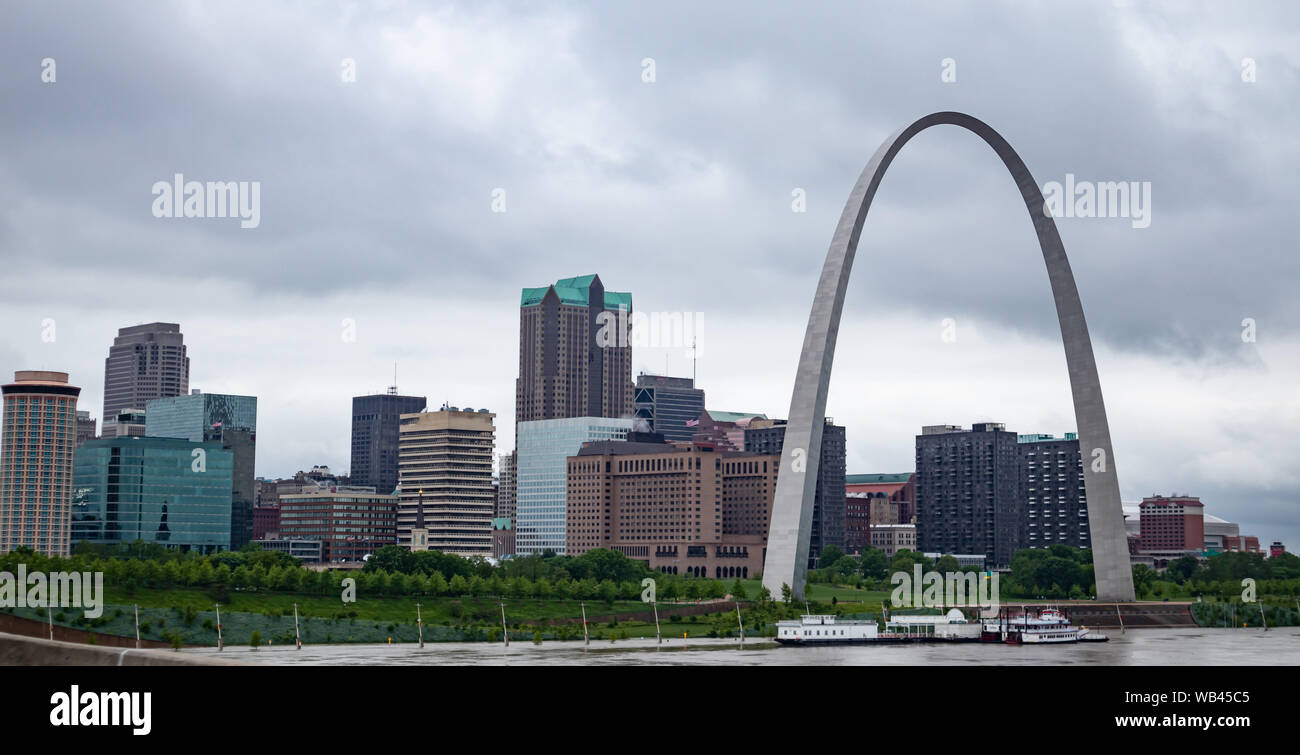 Saint Louis skyline. Gateway arch and Kiener Park, Missouri, US of America, cloudy spring day. Stock Photo