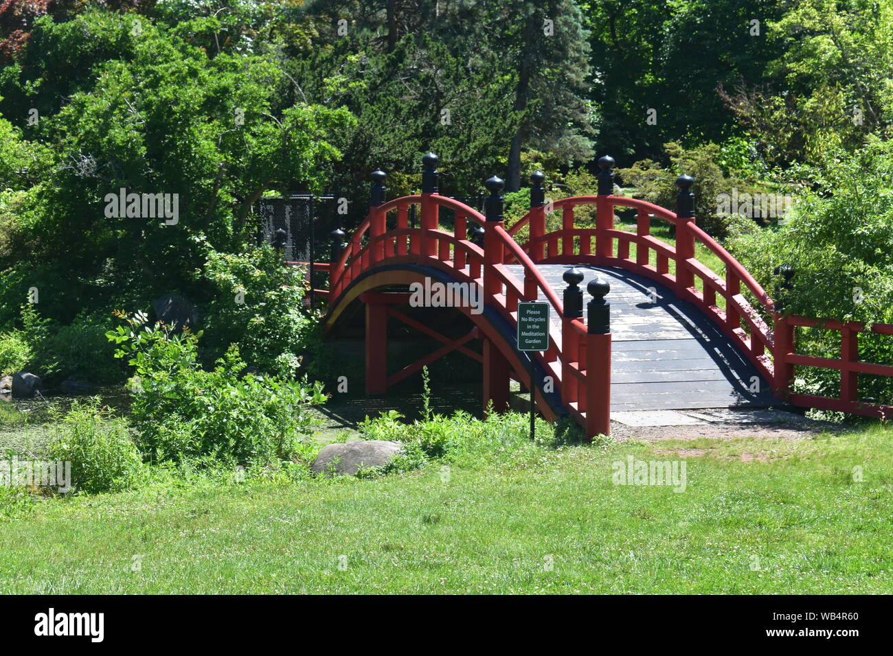 Wooden bridge garden hi-res stock photography and images - Alamy