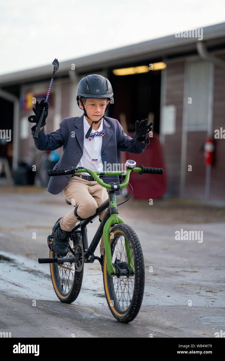 Riding bike hands free hi res stock photography and images Alamy