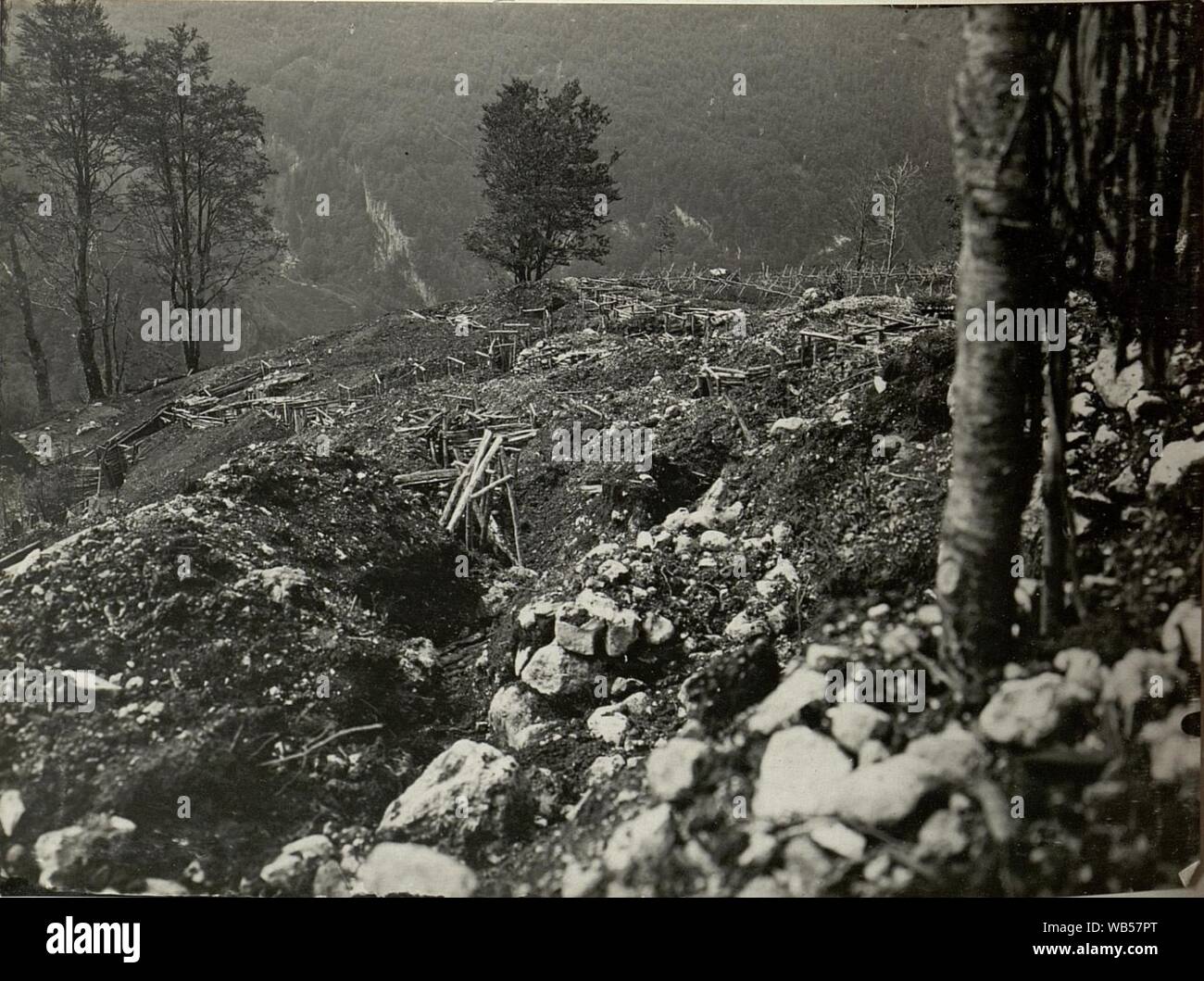 Durch feindliche Artillerie zerstörte eigene Stellungen auf Kote 1317. Aufgenommen am 27. Juli 1916. Stock Photo