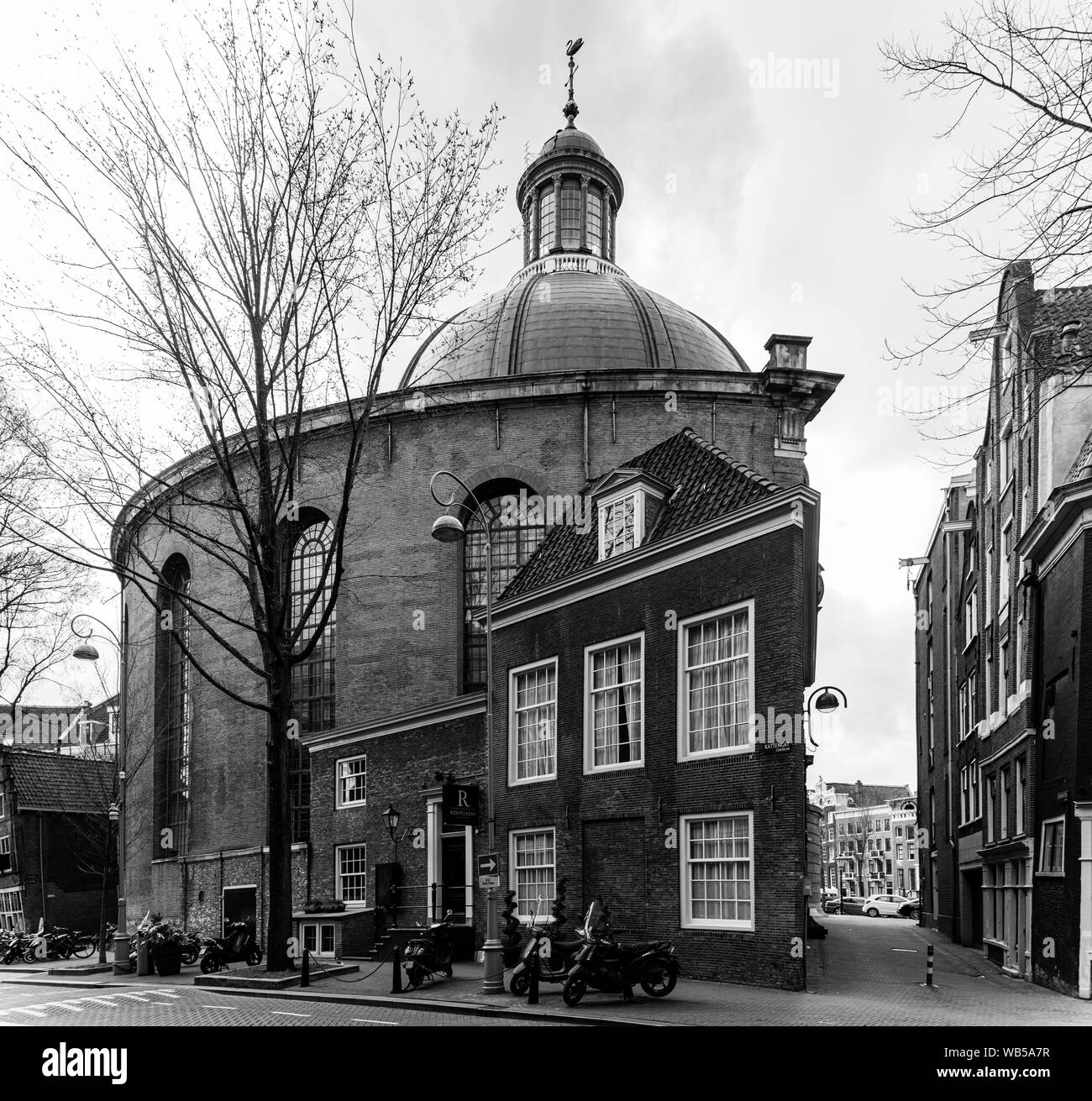 Amsterdam Black & White picture of the koepelkerk, jeroensteeg, kattengat, renaissance hotel Stock Photo