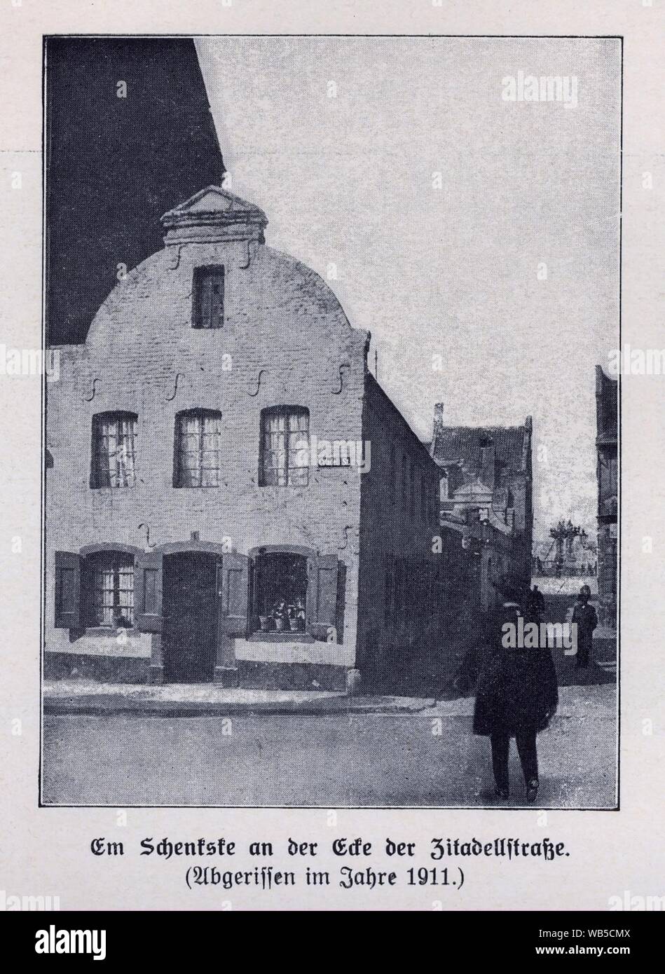 Düsseldorf, Zitadellstraße, Ecke Schulstraße, barocker Schweifgiebel gekrönt von einem kleinen Dreiecksgiebel, Gastwirtschaft Im Schenkschen ‥9E Em Schenkske’, abgerissen im Jahre 1911. Stock Photo