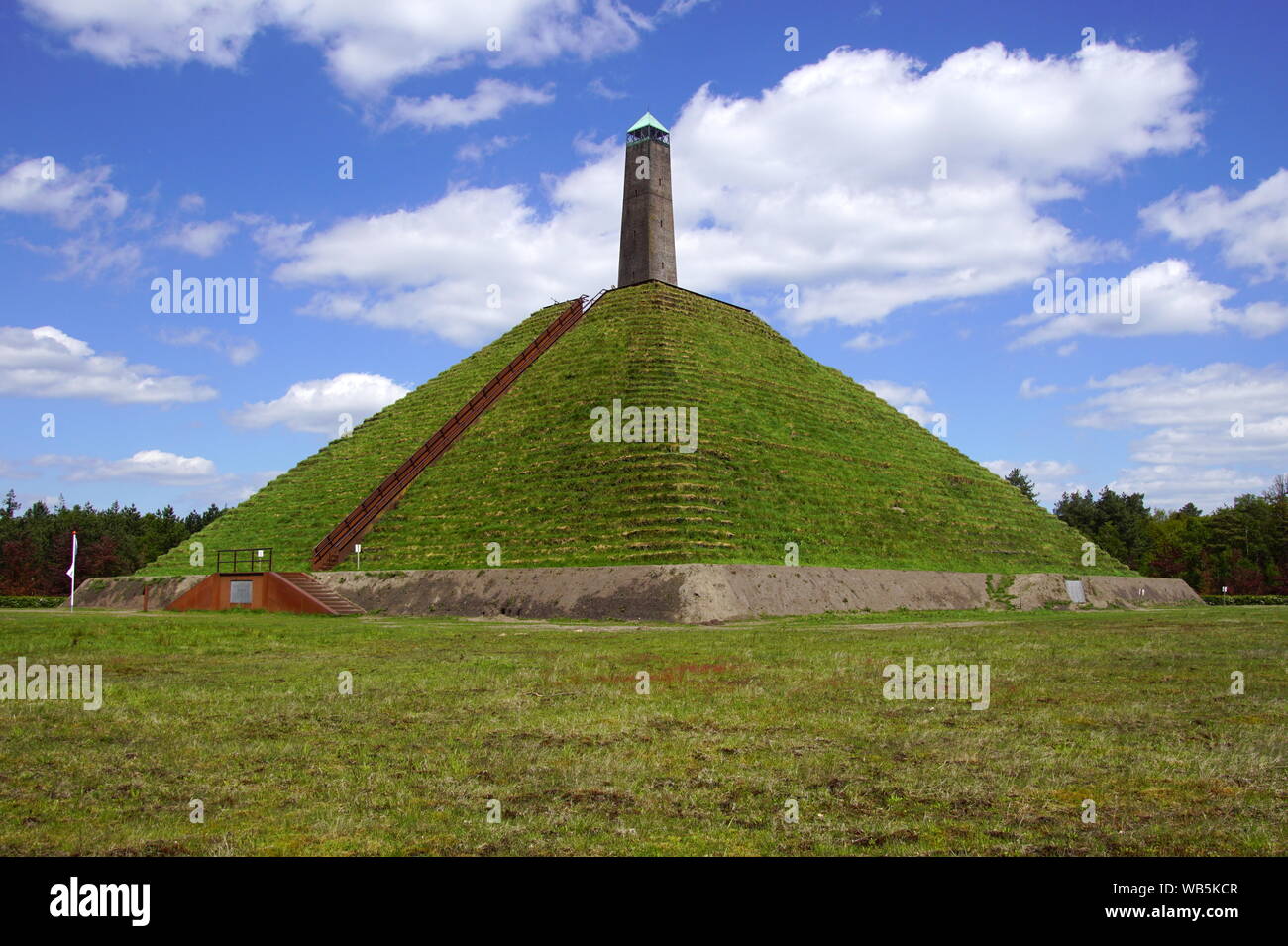 volwassene Goed opgeleid In beweging The Pyramid of Austerlitz, the Netherlands. The 36-metre-high pyramid was  built in 1804 by Napoleon's soldiers Stock Photo - Alamy