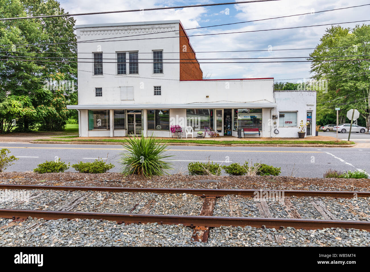 HUDSON, NC, USA- 14 AUGUST 2019:  An old, partially empty commercial building, now housing a 2nd hand store and beauty salon. Stock Photo