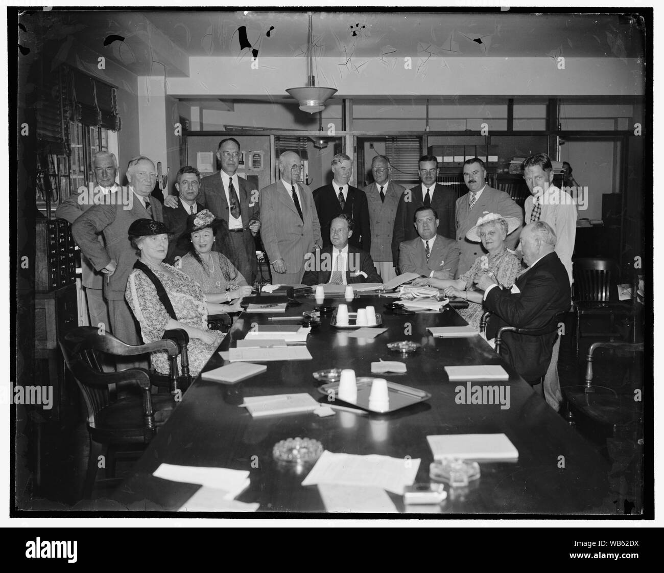 Executive meeting of the Republican National Committee. Washington, D.C., June 27. The Republican National Committee met today in executive session for the first time since Congress closed to map plans for the coming elections, this is the first photograph made this year, 6/27/39 Abstract/medium: 1 negative : glass ; 4 x 5 in. or smaller Stock Photo