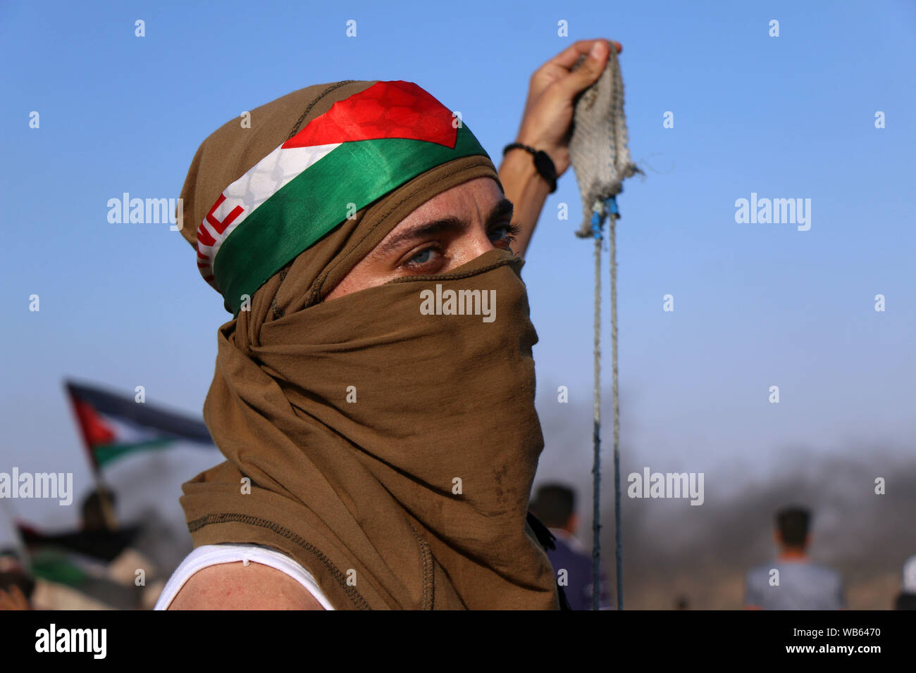 Khan Younis, Gaza Strip, Palestinian Territory. 23rd Aug, 2019. Palestinian protesters clash with Israeli troops following the tents protest where Palestinians demand the right to return to their homeland at the Israel-Gaza border. Credit: Mariam Dagga/APA Images/ZUMA Wire/Alamy Live News Stock Photo