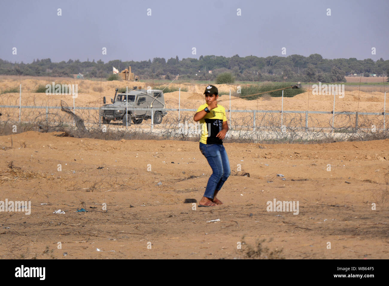 Khan Younis, Gaza Strip, Palestinian Territory. 23rd Aug, 2019. Palestinian protesters clash with Israeli troops following the tents protest where Palestinians demand the right to return to their homeland at the Israel-Gaza border. Credit: Mariam Dagga/APA Images/ZUMA Wire/Alamy Live News Stock Photo