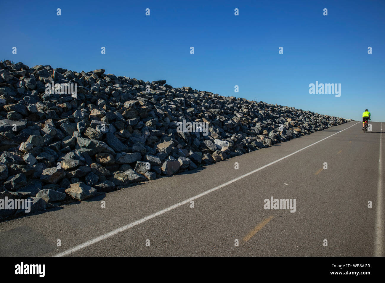 Bike path along the Los Angeles River, Willow Street, Long Beach