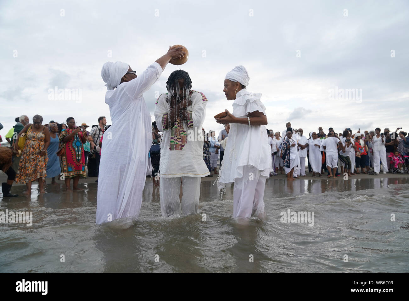 Hampton, USA. 24th Aug, 2019. People attend a cleansing ceremony at Buckroe Beach in Hampton, Virginia, on Aug. 24, 2019. Activities are held from Aug. 23 to 25 in commemoration of the 400th anniversary of the first African landing which occurred at Old Point Comfort in Virginia in 1619. Credit: Liu Jie/Xinhua/Alamy Live News Stock Photo