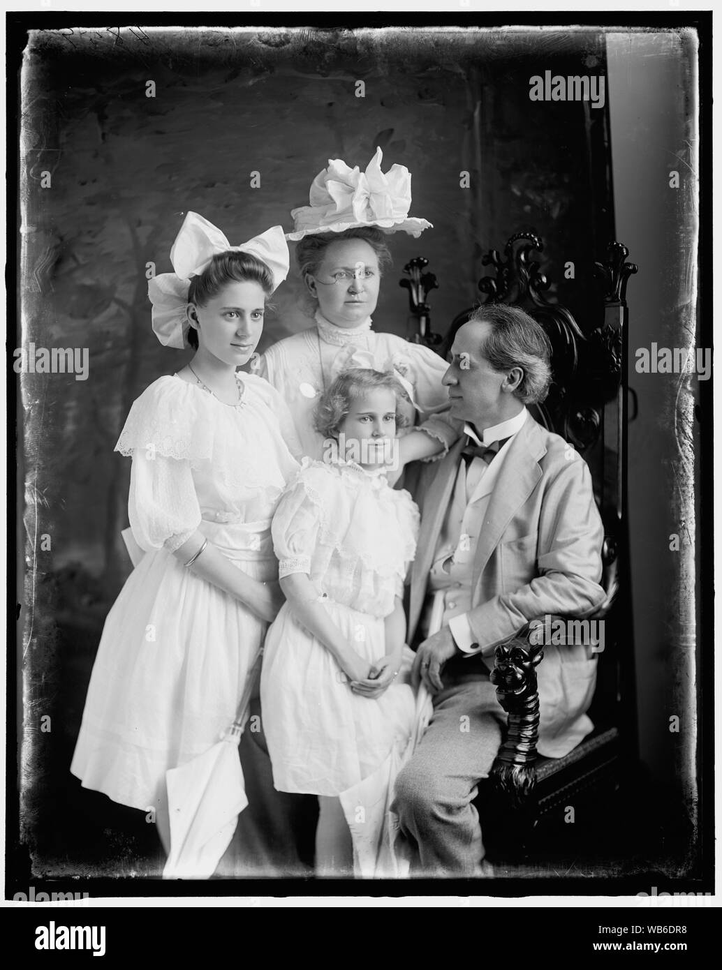 Старое фото семьи. Старинные семейные снимки. Семейный портрет в ретро стиле. Старинный портрет семьи. Старая семья.
