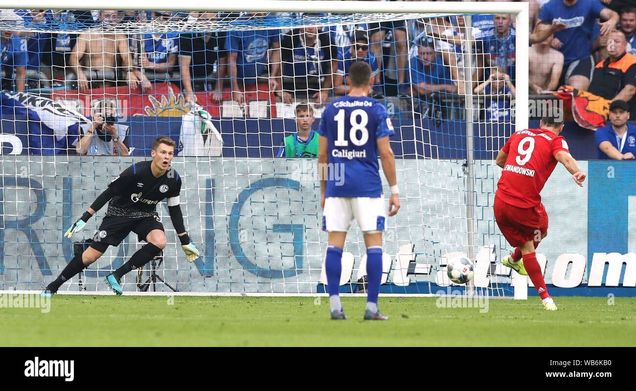 Gelsenkirchen, Deutschland. 24th Aug, 2019. firo: 24.08.2019 Football, Football: 1. Bundesliga, season 2019/2020 FC Schalke 04 - FC Bayern Munich Muenchen 0-3 FCB Robert Lewandowski, penalty kick, penalty, penalty, penalty kick, goal, goal, 1-0, S04 goalwart, goalhuter, goal keeper, Alexander Nubel, Nuebel, | usage worldwide Credit: dpa/Alamy Live News Stock Photo