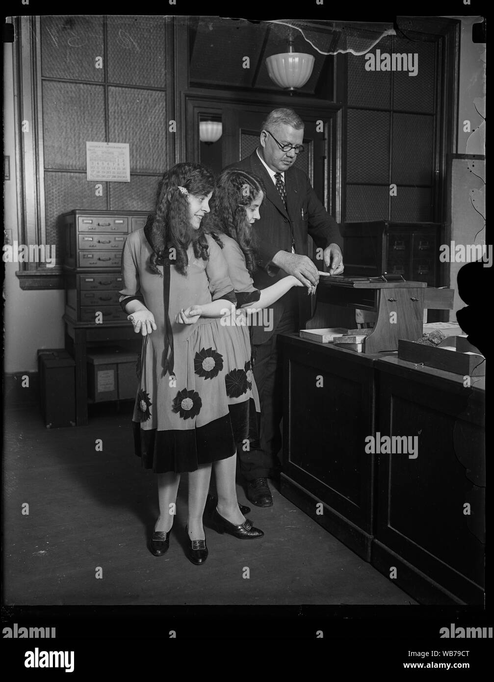 Daisy And Violet Hilton Get Fingerprinted Fred Sandberg District Police Fingerprint Expert Tells Daisy And Violet Hilton Siamese Twins Apart By Their Fingerprints Stock Photo Alamy