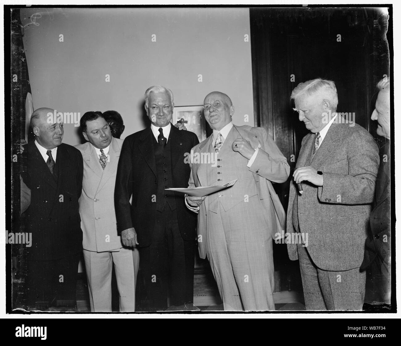 Flanagan. L to r: Rep. Sam Rayburn, Roy Miller, Capt. J.W. Flanagan & Vice Pres. Garner, 5/5/1937 Abstract/medium: 1 negative : glass ; 4 x 5 in. or smaller Stock Photo