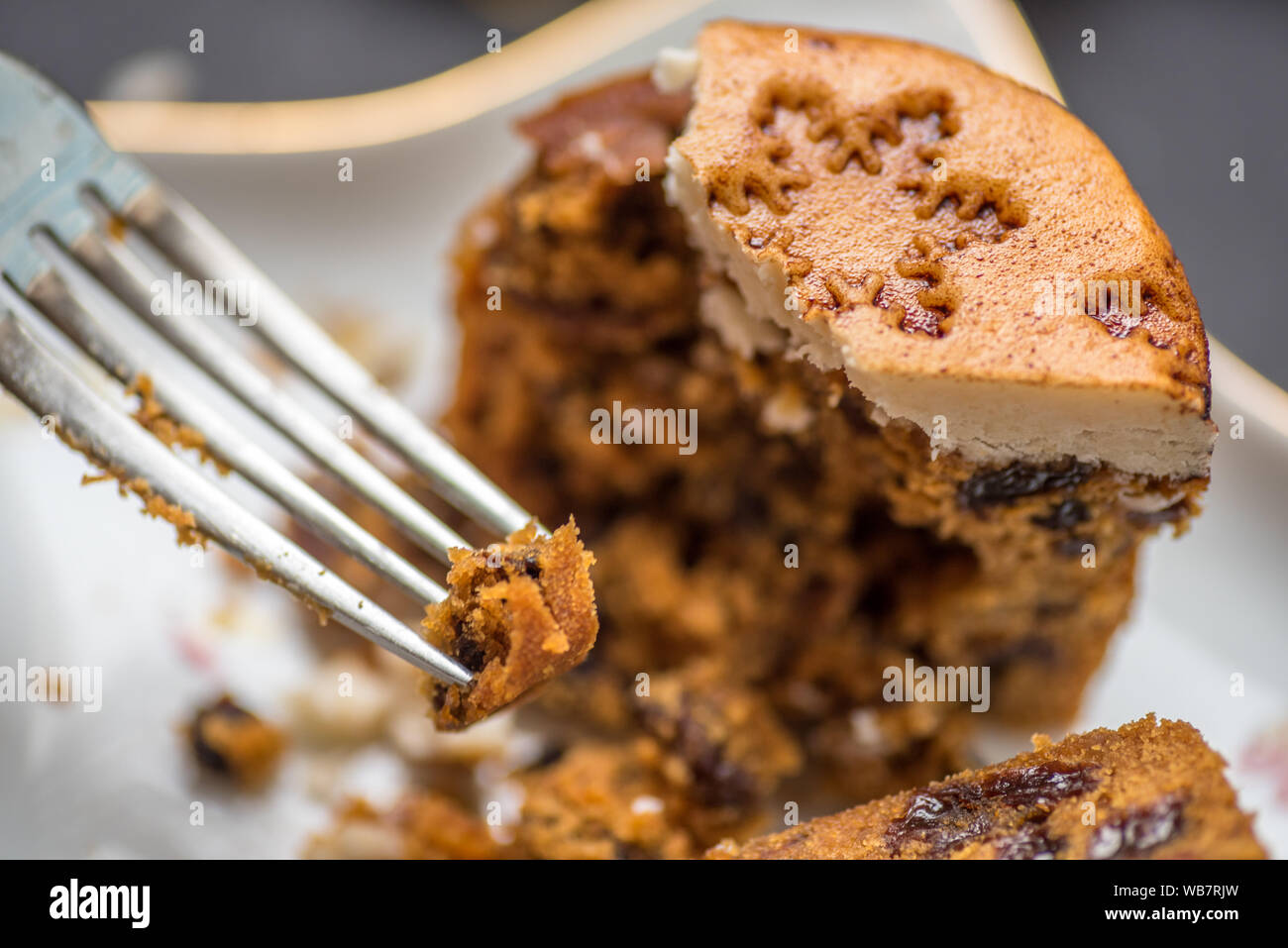 https://c8.alamy.com/comp/WB7RJW/closeup-view-christmas-mini-cake-crushed-with-fork-on-star-shape-plate-with-decorations-WB7RJW.jpg