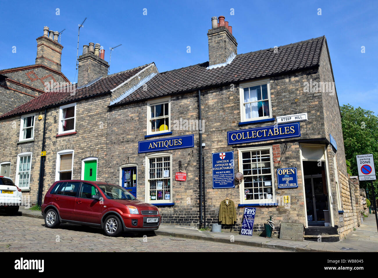 Lincoln Antiques and Collectibles shop on Steep Hill, n Lincoln City Centre, Lincolnshire, UK Stock Photo