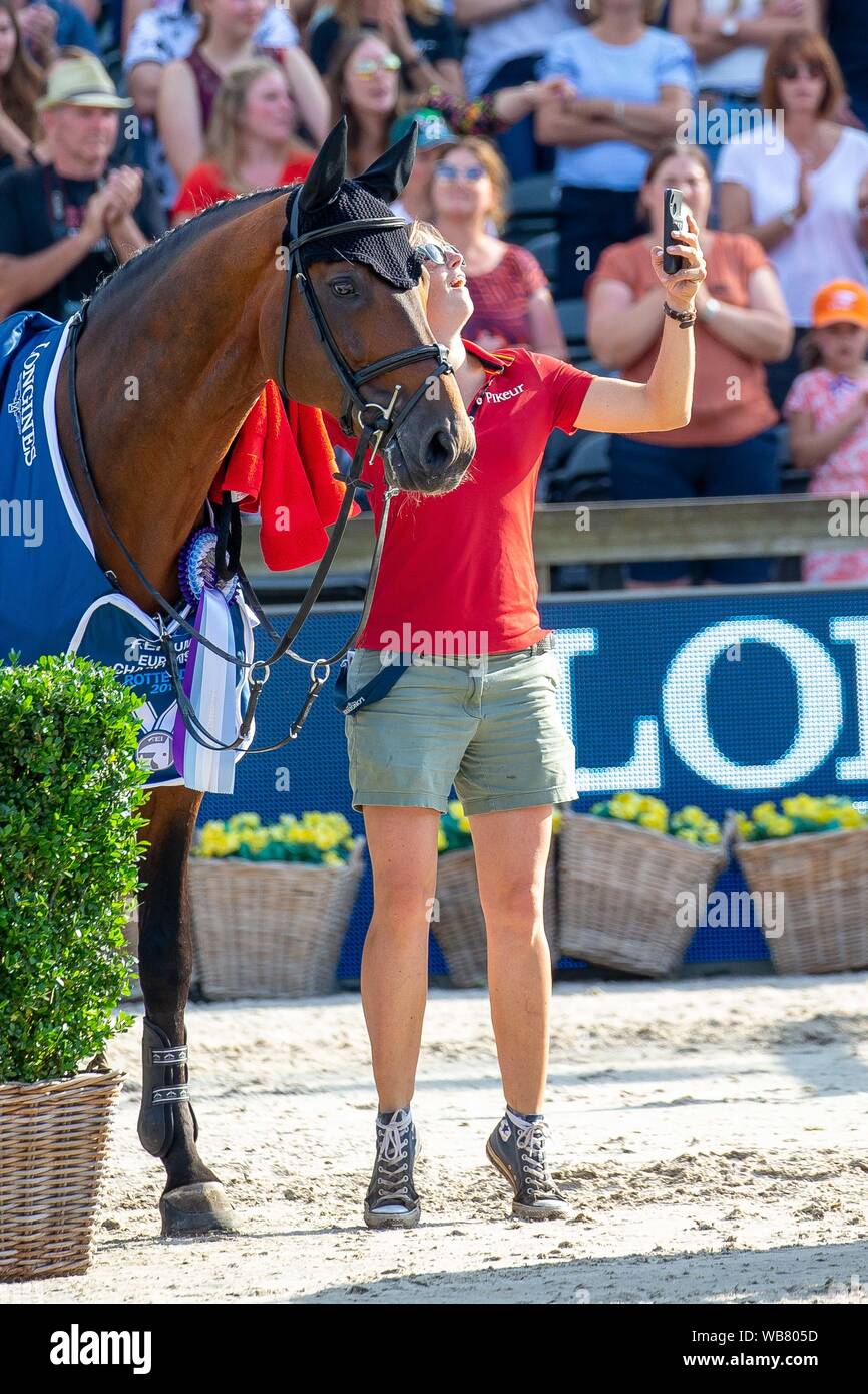 Rotterdam Netherlands 23 August 19 The Groom Of Marcus Ehning With Comme Il Faut Doing Selfies In The Prizegiving For The Team Final Showjumping Longines Fei European Championships Credit Elli Birch Sip Photo Agency Alamy Rotterdam Netherlands 23 August 19 The Groom Of Marcus Ehning With Comme Il Faut Doing Selfies In The Prizegiving For The Team Final Showjumping Longines Fei European Championships Credit Elli Birch Sip Photo Agency Alamy