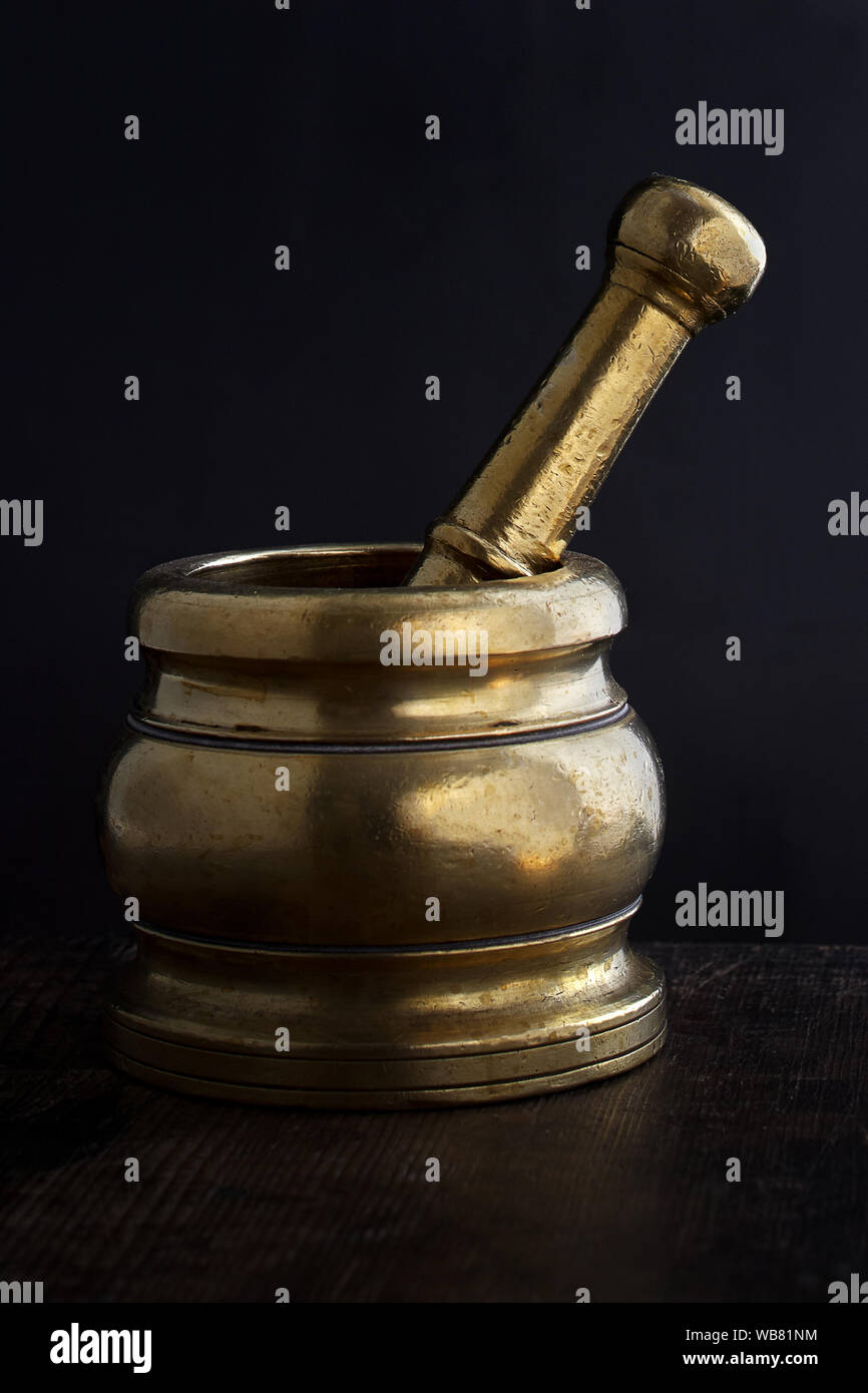 Brass mortar and pestle Stock Photo - Alamy