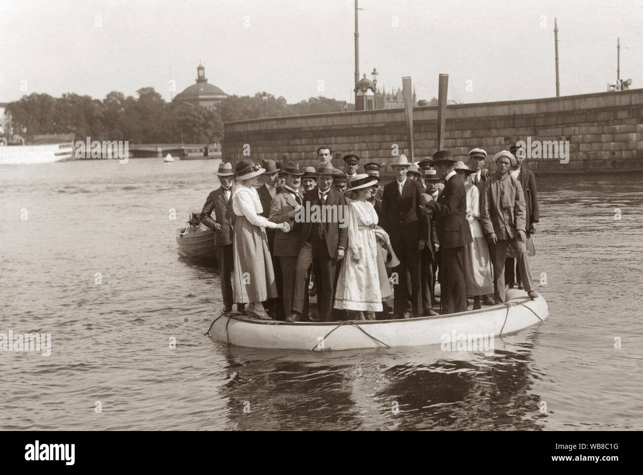 Invention of the 1910s. A lift raft designed to carry 30 people is being tried for the first time. It's made out of 10 mm wood with oiled sailing canvas, and in waterproof bulkheads. Designed and manufactured by Edvard Källström in Oskarshamn. Juli 22 1919 Stock Photo
