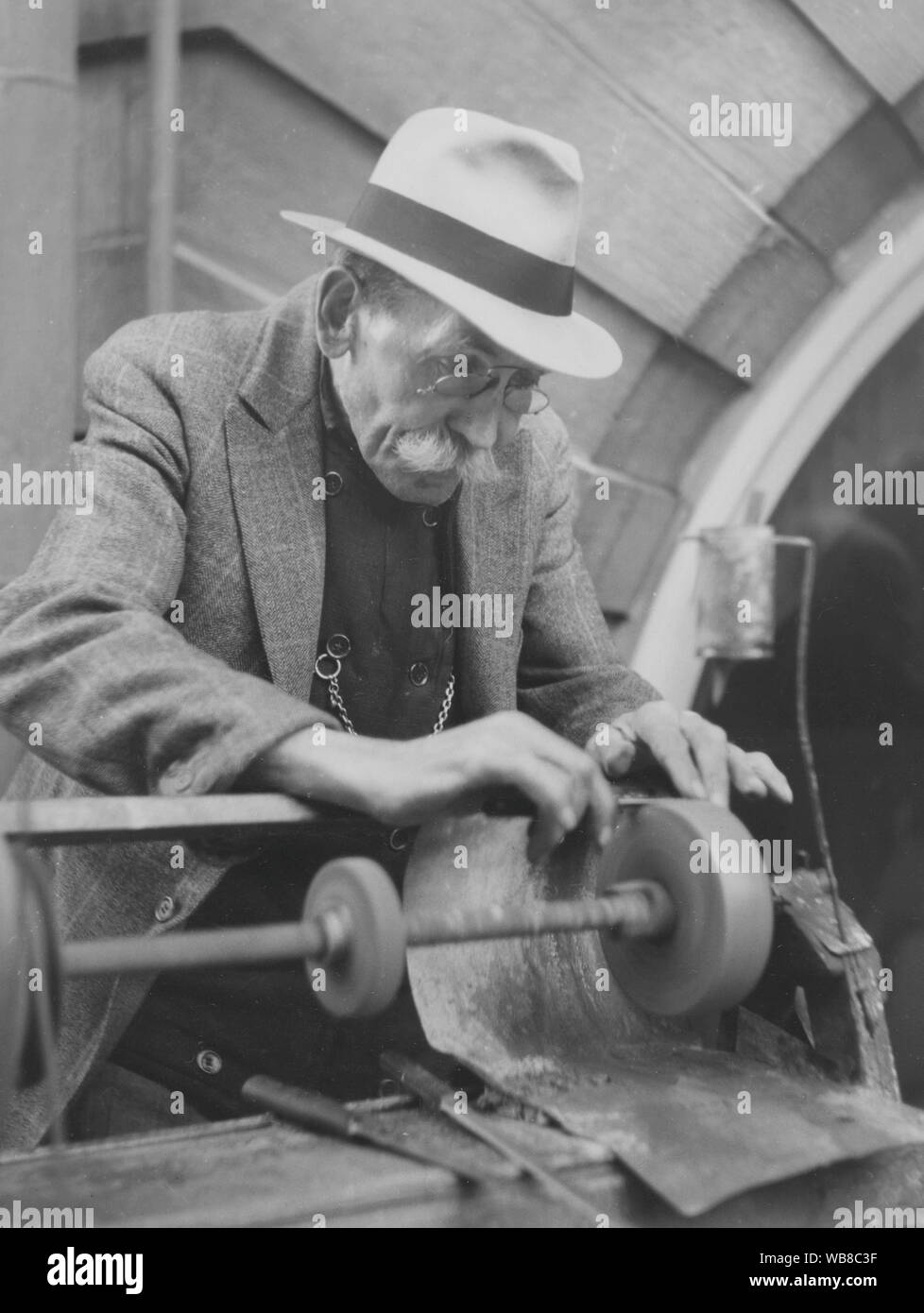 Knife grinding hires stock photography and images Alamy