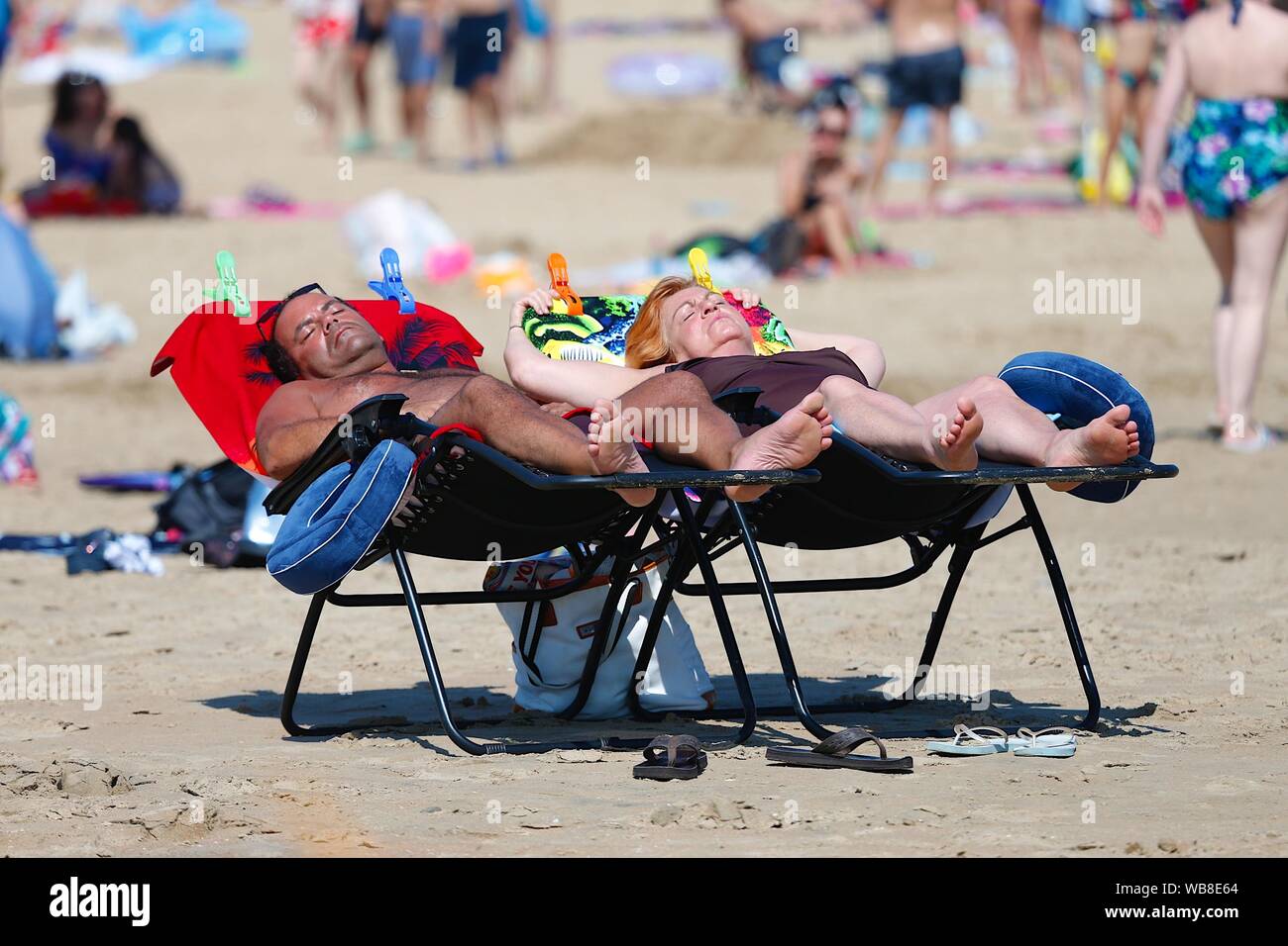 Camber, East Sussex, UK. 25 Aug, 2019. UK Weather: The hot sunshine beats down on a very busy Bank Holiday Weekend at the Camber Sands beach in East Sussex. ©Paul Lawrenson 2019, Photo Credit: Paul Lawrenson/Alamy Live News Stock Photo