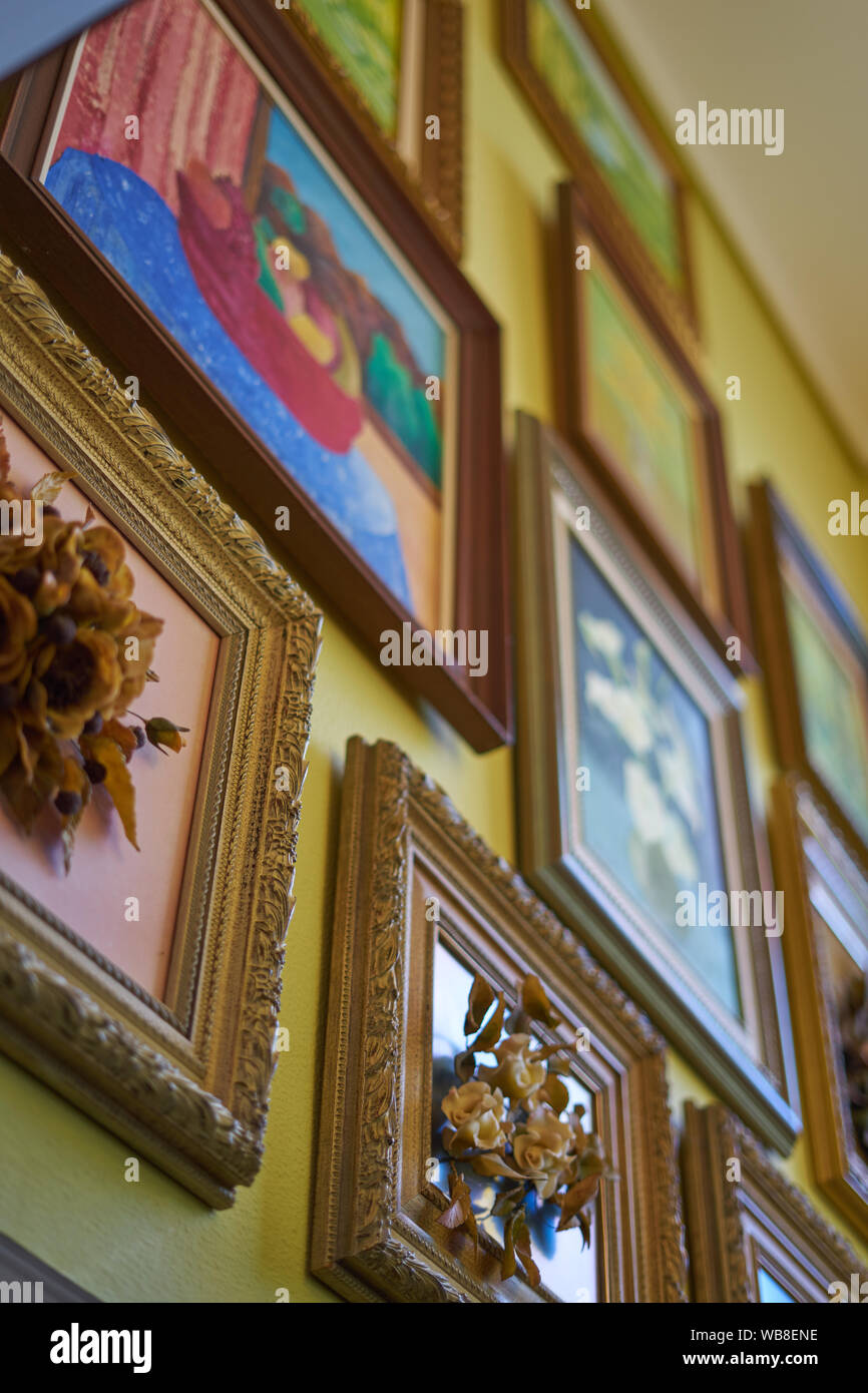 Acrylic paintings of flowers hi-res stock photography and images - Alamy