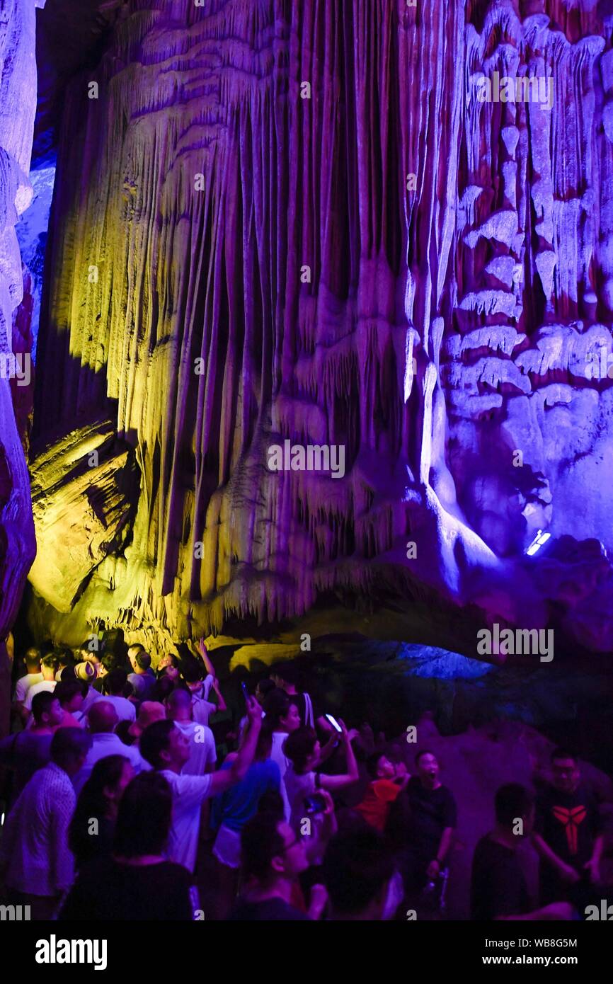 (190825) -- TONGLU, Aug. 25, 2019 (Xinhua) -- Tourists visit the Yaolin karst cave in Tonglu County, east China's Zhejiang Province, Aug. 25, 2019. (Xinhua/Huang Zongzhi) Stock Photo