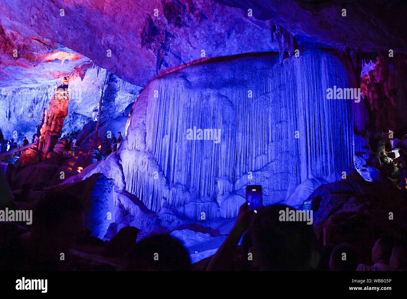 (190825) -- TONGLU, Aug. 25, 2019 (Xinhua) -- Tourists visit the Yaolin karst cave in Tonglu County, east China's Zhejiang Province, Aug. 25, 2019. (Xinhua/Huang Zongzhi) Stock Photo
