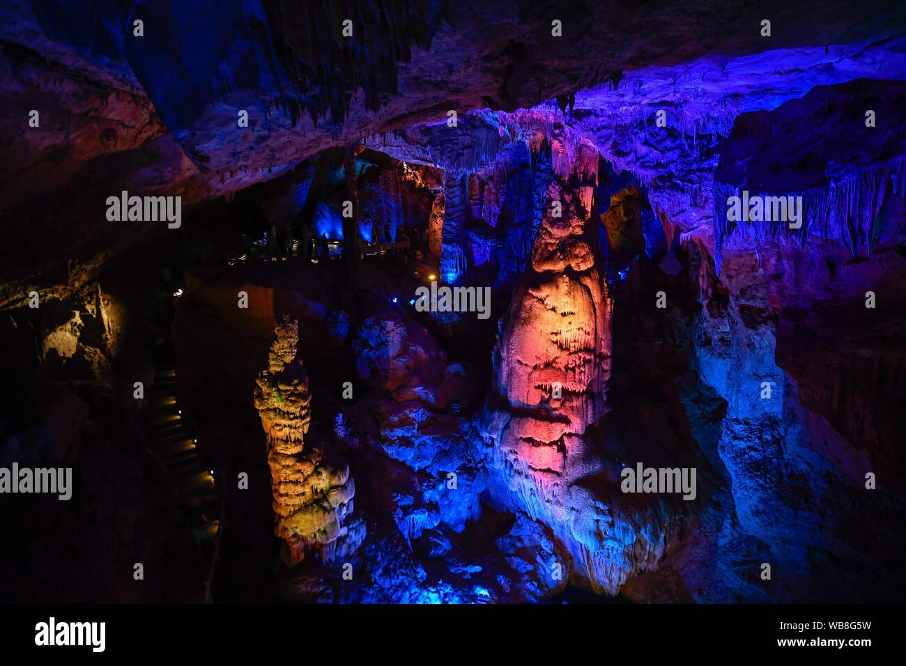 (190825) -- TONGLU, Aug. 25, 2019 (Xinhua) -- Tourists visit the Yaolin karst cave in Tonglu County, east China's Zhejiang Province, Aug. 25, 2019. (Xinhua/Huang Zongzhi) Stock Photo