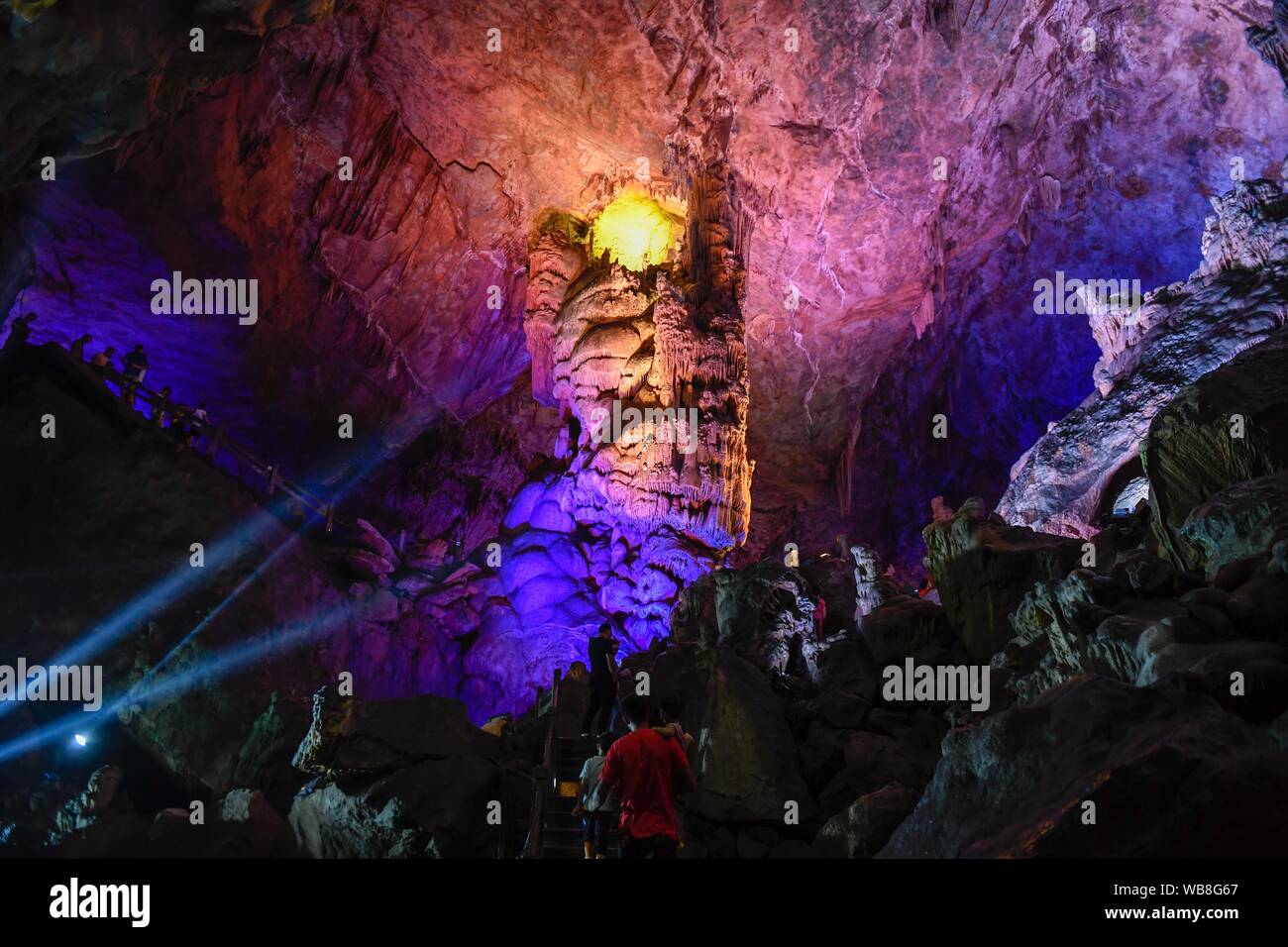 (190825) -- TONGLU, Aug. 25, 2019 (Xinhua) -- Tourists visit the Yaolin karst cave in Tonglu County, east China's Zhejiang Province, Aug. 25, 2019. (Xinhua/Huang Zongzhi) Stock Photo