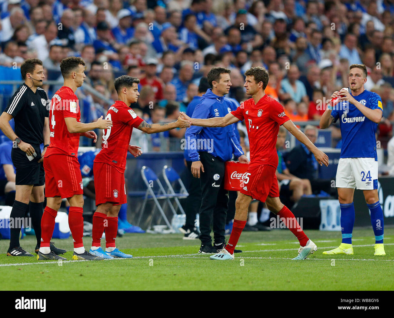 Gelsenkirchen, Germany  1. Fussball - Bundesliga,  Matchday 2 FC Schalke 04 vs. FC Bayern Muenchen 0-3 on 24. August 2019  in the Veltins Arena Stadium in Gelsenkirchen / Germany Substitution for Thomas MUELLER (M†LLER) (FCB) -2R- is Philippe COUTHINO (FCB) -3L- Foto: Norbert Schmidt, Duesseldorf Stock Photo