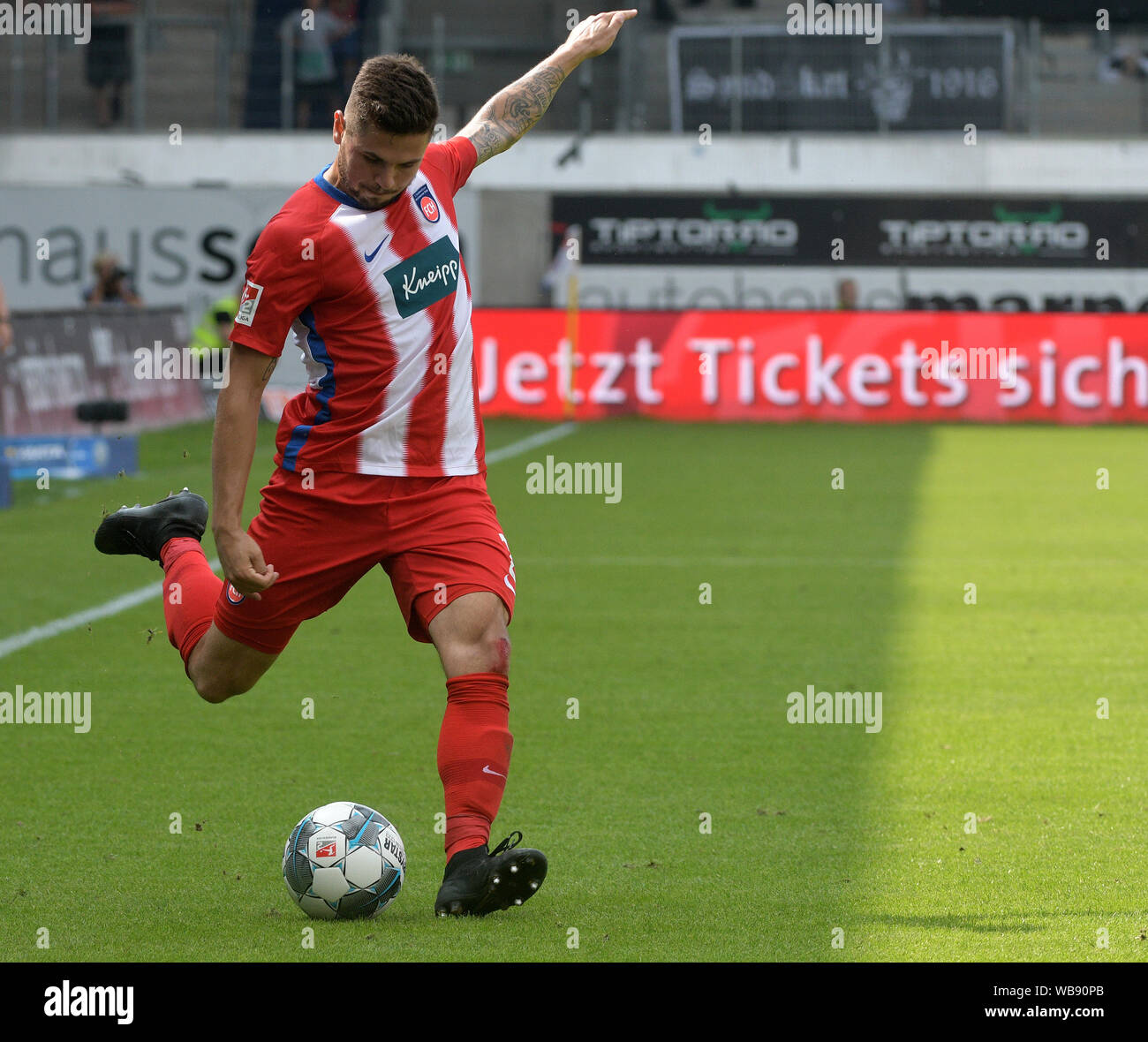 Heidenheim, Germany. 25th Aug, 2019. Soccer: 2nd Bundesliga, 1st FC Heidenheim - SV Sandhausen, 4th matchday in the Voith Arena. Heidenheim's Marnon Busch plays the ball. Credit: Stefan Puchner/dpa - IMPORTANT NOTE: In accordance with the requirements of the DFL Deutsche Fußball Liga or the DFB Deutscher Fußball-Bund, it is prohibited to use or have used photographs taken in the stadium and/or the match in the form of sequence images and/or video-like photo sequences./dpa/Alamy Live News Stock Photo