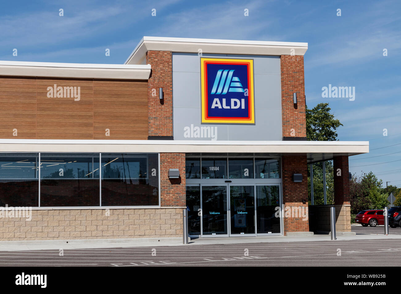 Carmel - Circa August 2019: Aldi Discount Supermarket. Aldi sells a range of grocery items, including produce, meat & dairy, at discount prices III Stock Photo