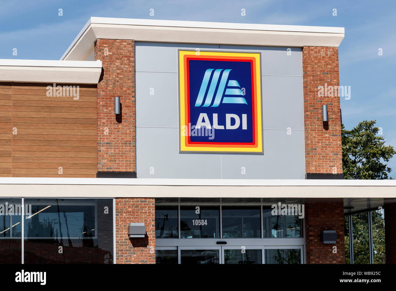 Carmel - Circa August 2019: Aldi Discount Supermarket. Aldi sells a range of grocery items, including produce, meat & dairy, at discount prices IV Stock Photo