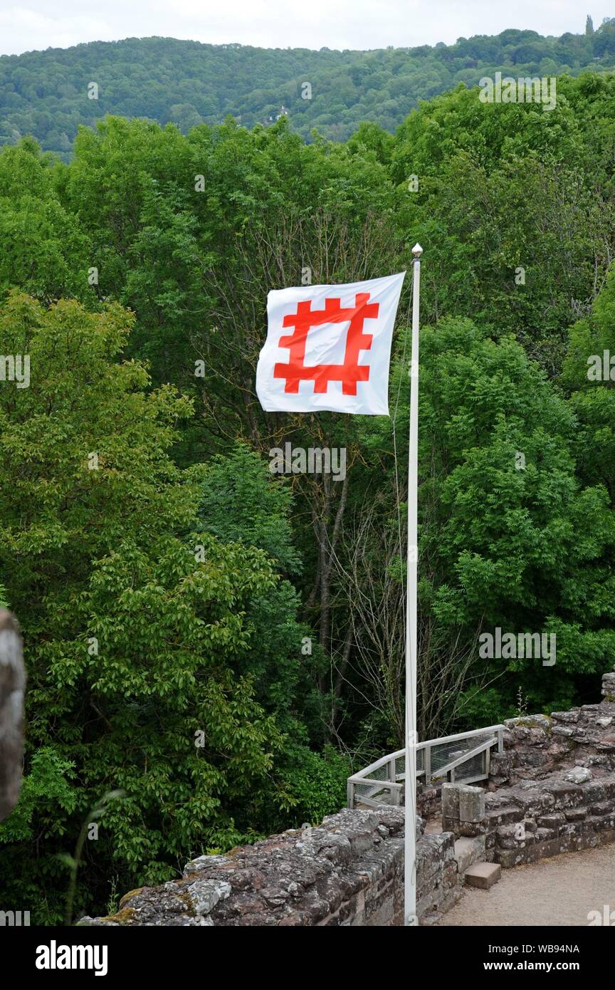 An English Heritage flag flies at Goodrich Castle, Herefordshire Stock